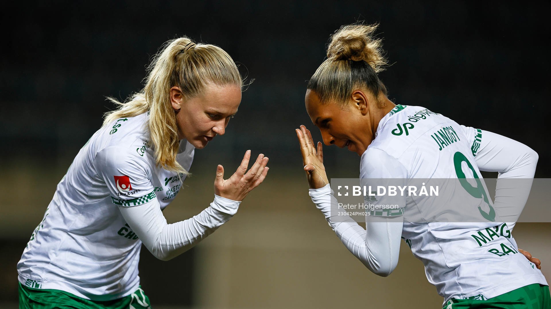 Hammarbys Matilda Vinberg och Madelen Janogy jublar