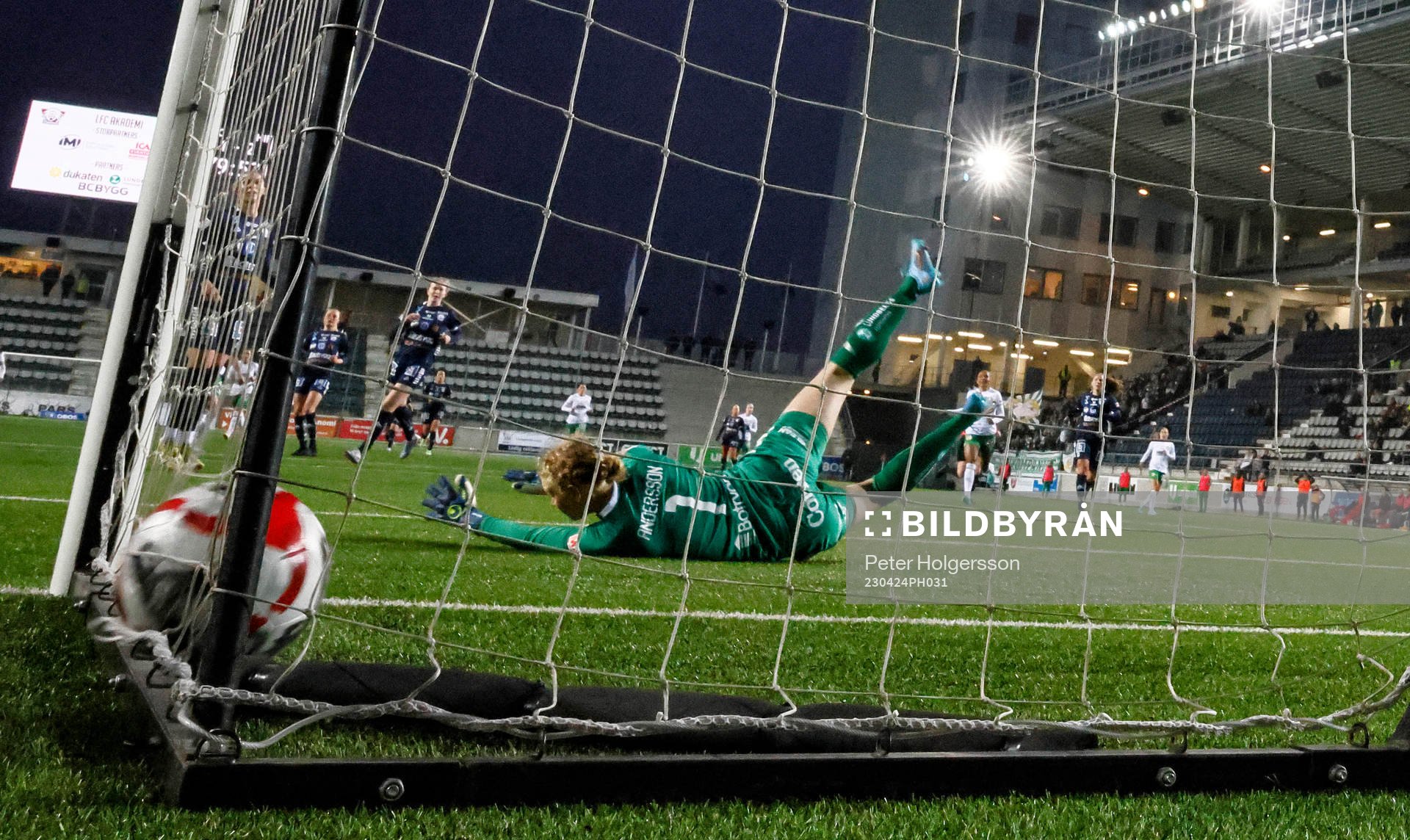 Linköpings målvakt Cajsa Andersson släpper in mål 1-3