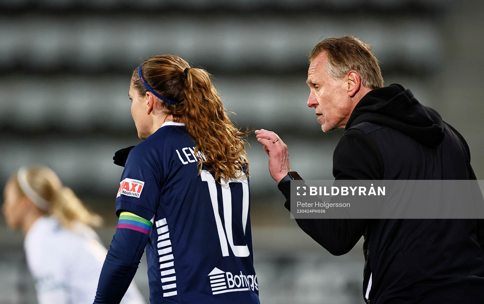 Linköpings Emma Lennartsson får instruktioner av tränare