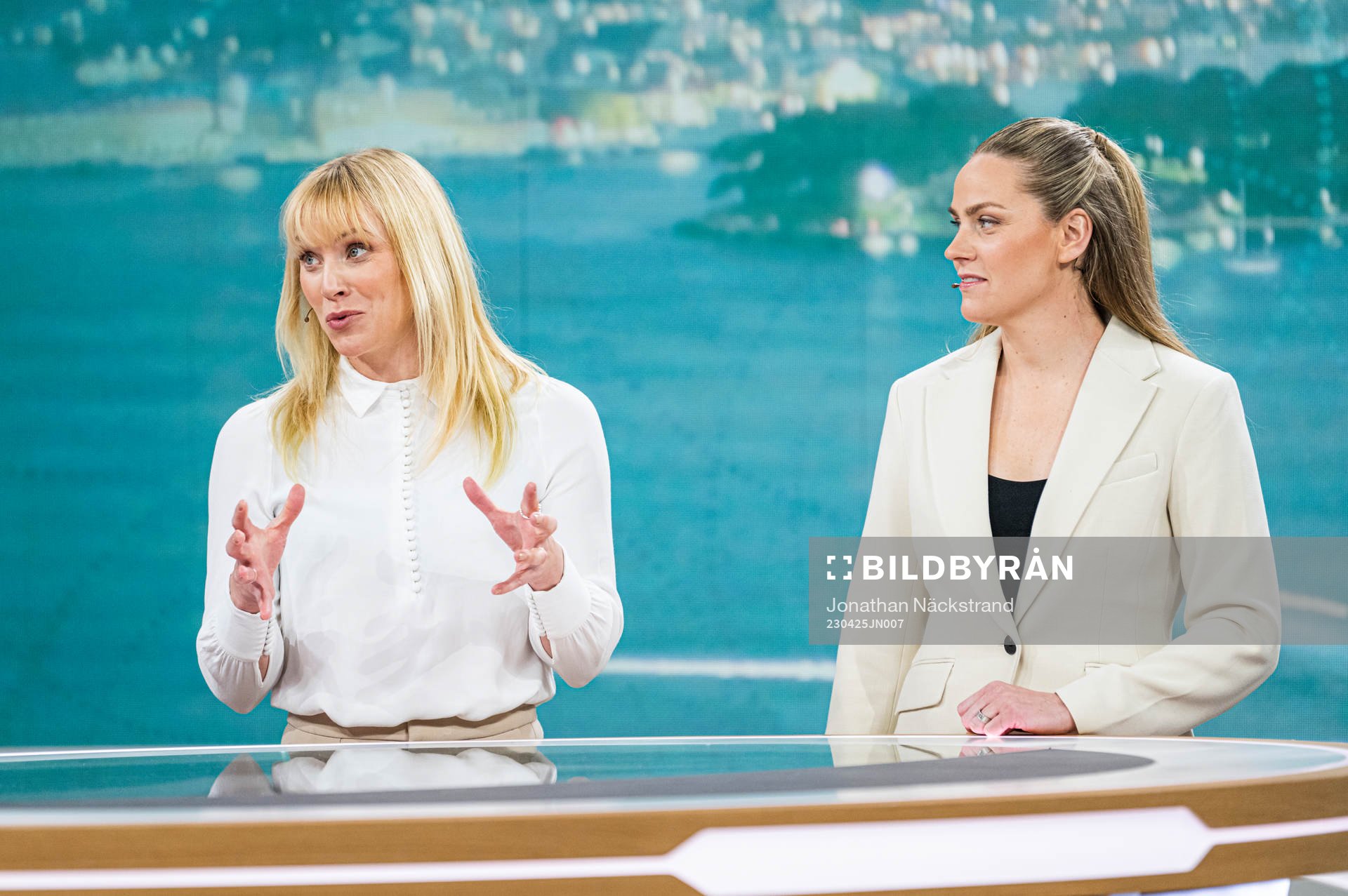 Johanna Frisk och Lisa Dahlkvist i Viaplay studion