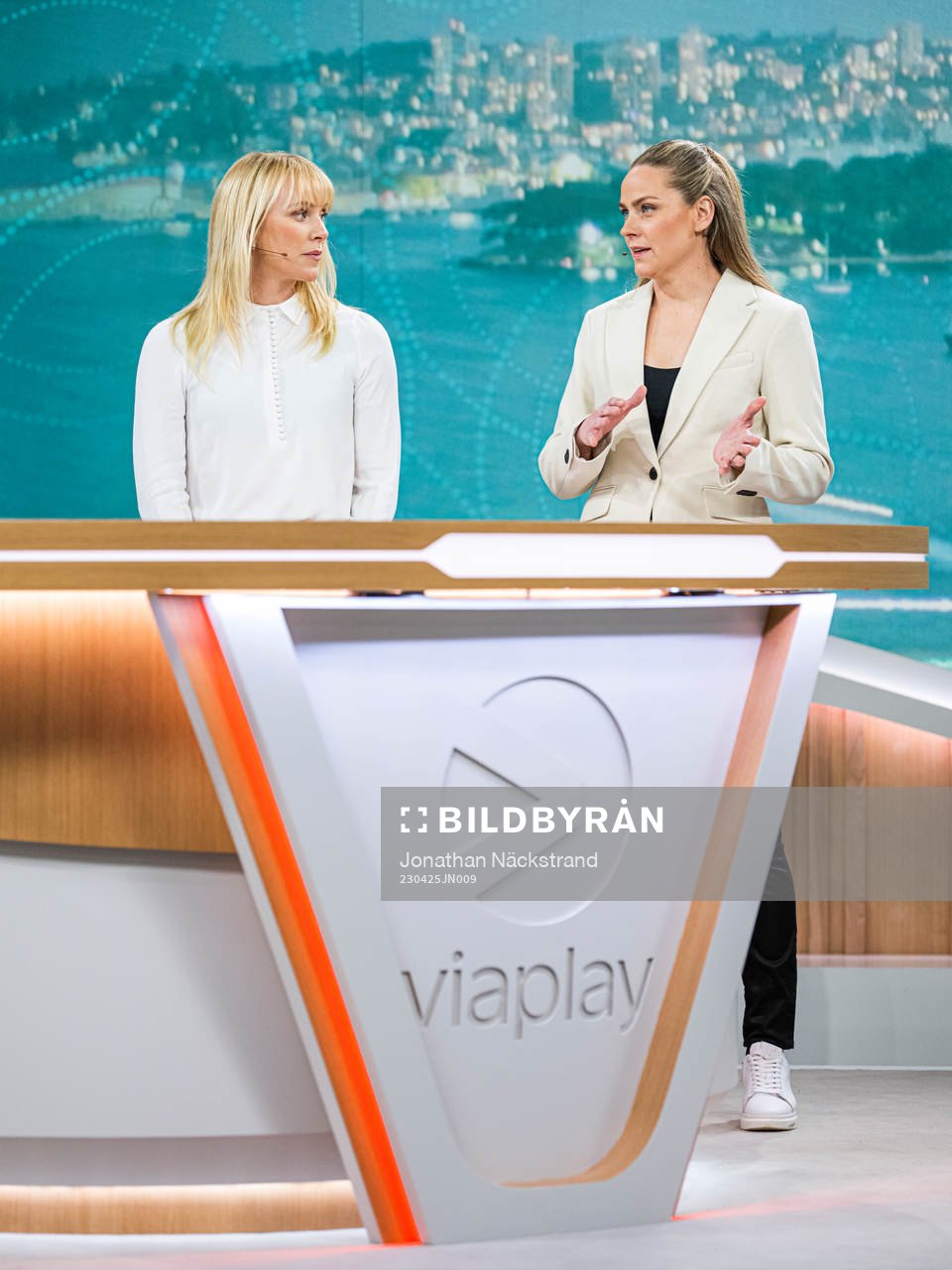 Johanna Frisk och Lisa Dahlkvist i Viaplay studion den 25 april 2023 i Stockholm. 