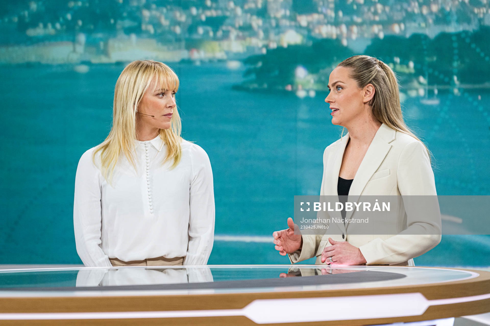 Johanna Frisk och Lisa Dahlkvist i Viaplay studion