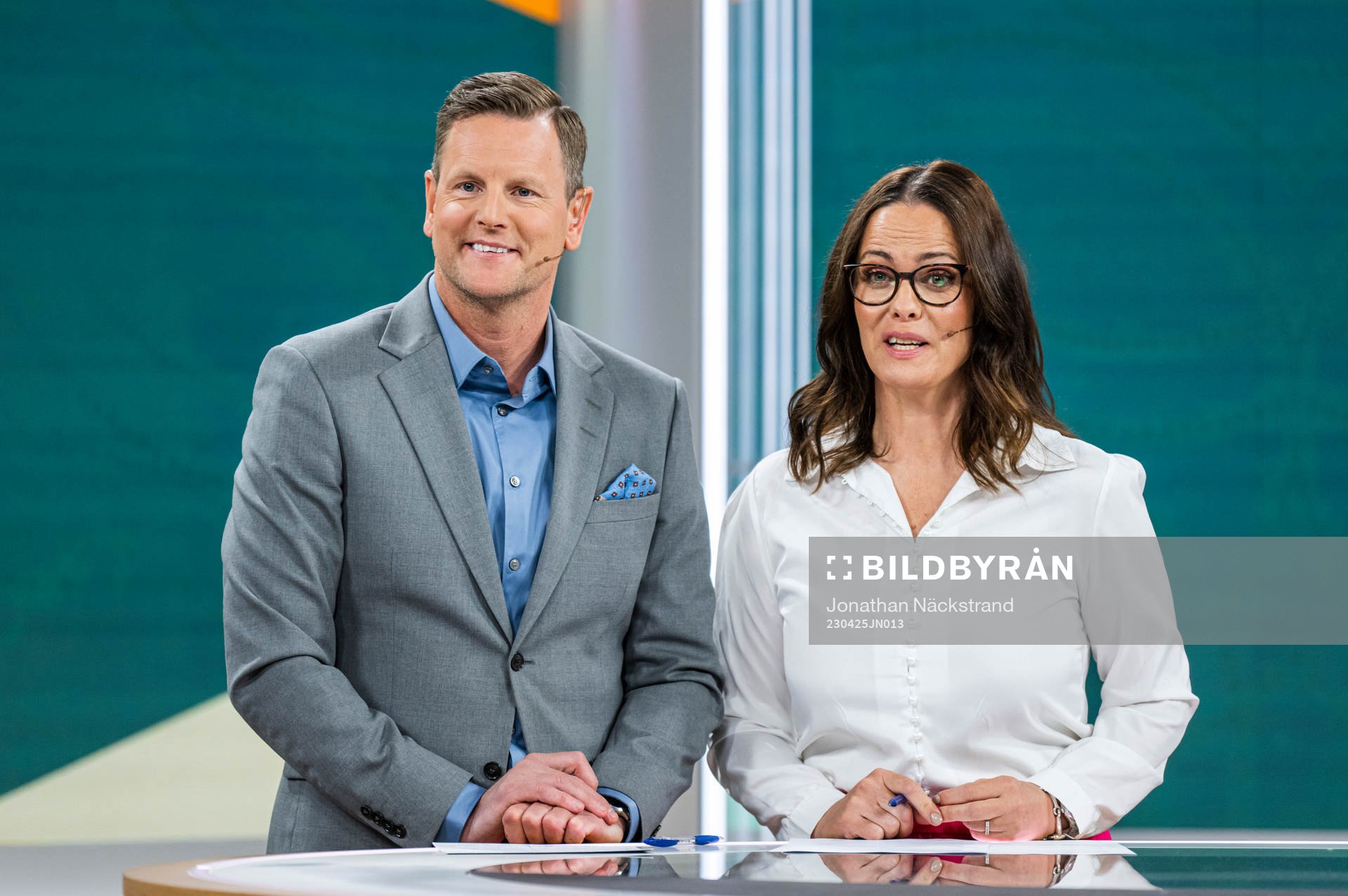 Niklas Jihde och Suzanne Sjögren i Viaplay studion