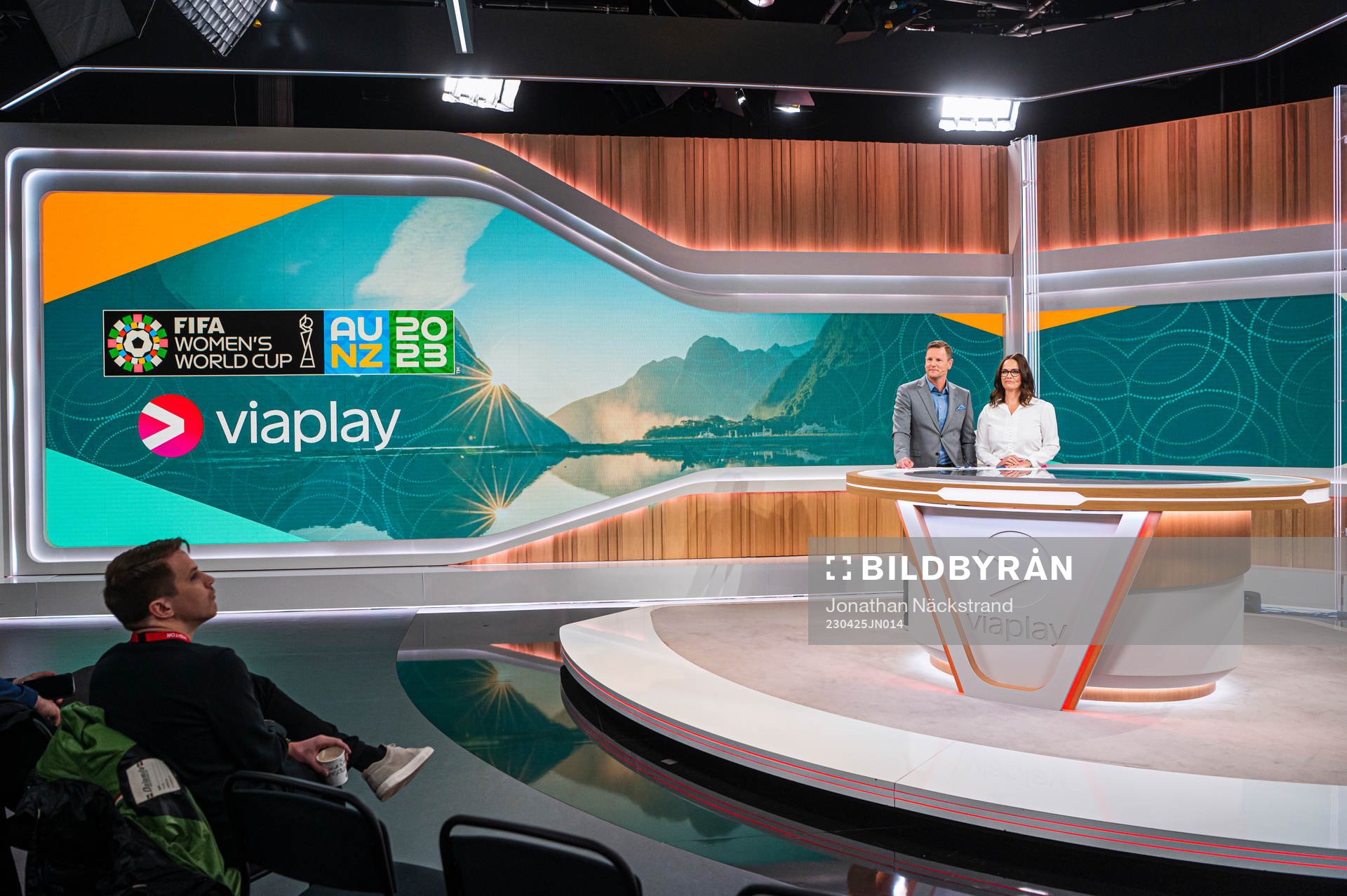 Niklas Jihde och Suzanne Sjögren i Viaplay studion