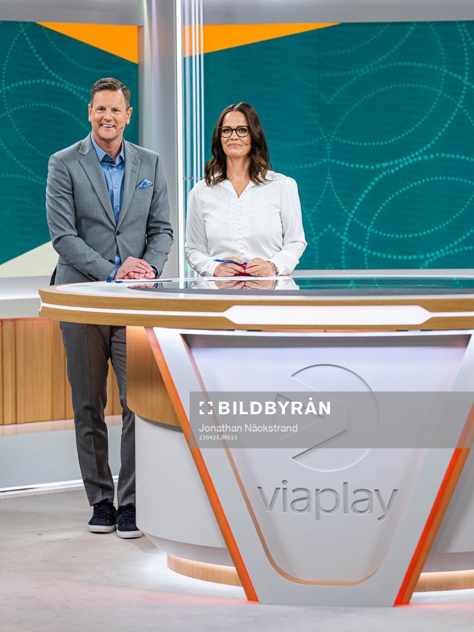 Niklas Jihde och Suzanne Sjögren i Viaplay studion