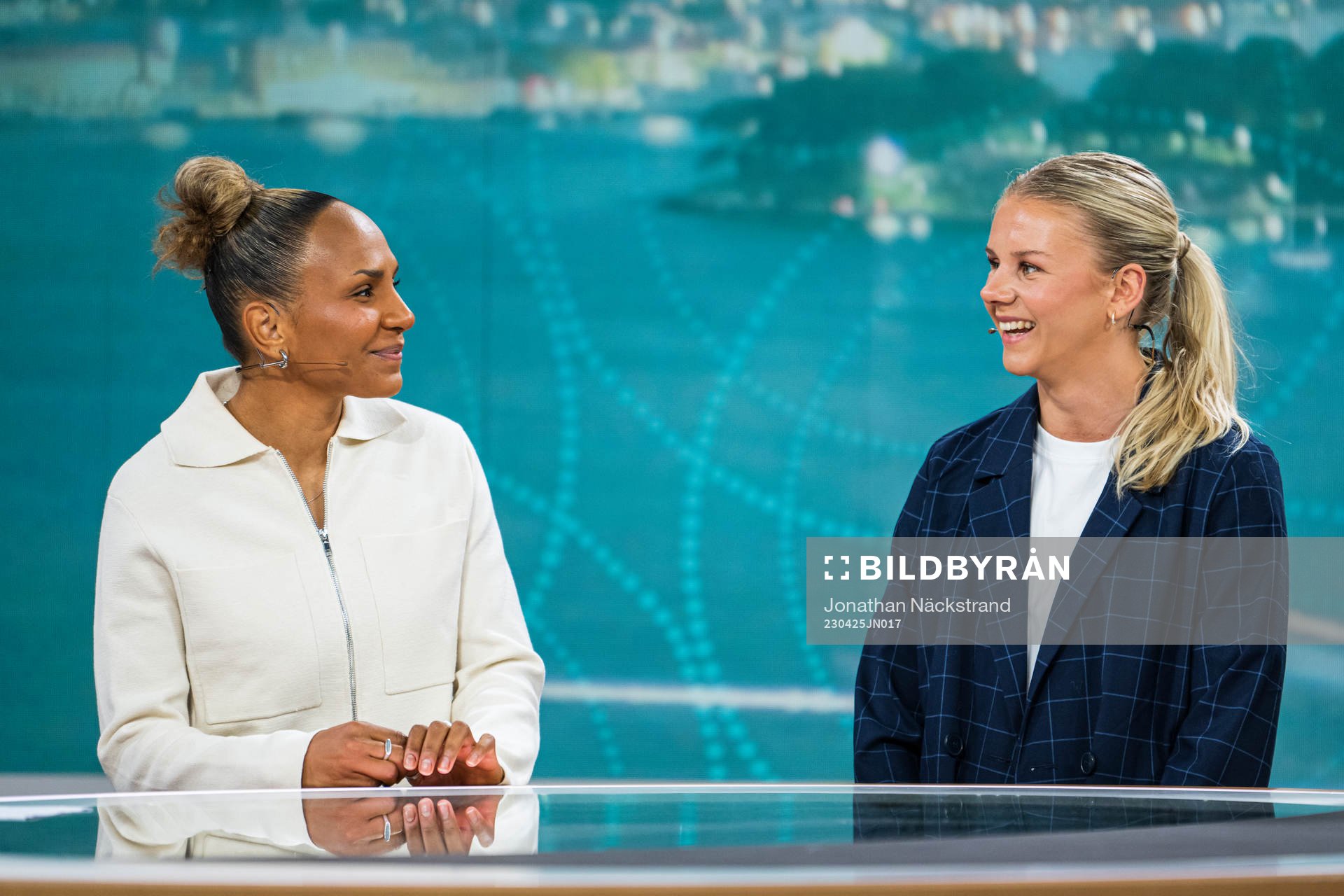 Hammarbys Madelen Janogy och Djurgårdens Nellie Lilja i