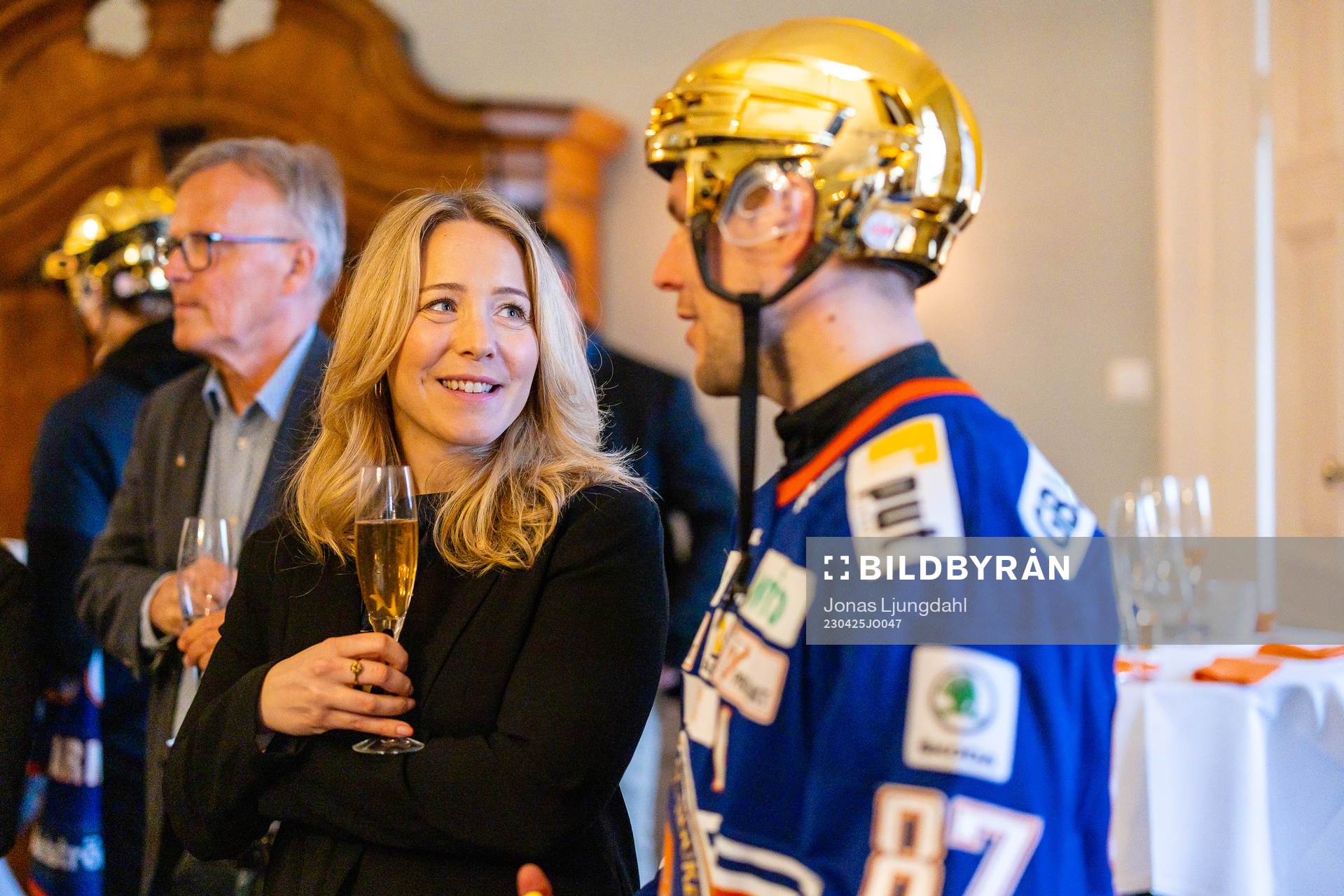 Ordförande Jennie Isberg pratar med Robert Rosén