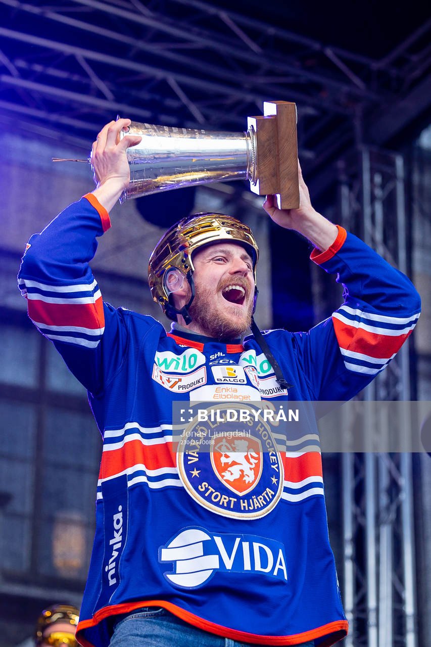 Erik Josefsson jublar med LeMat pokalen