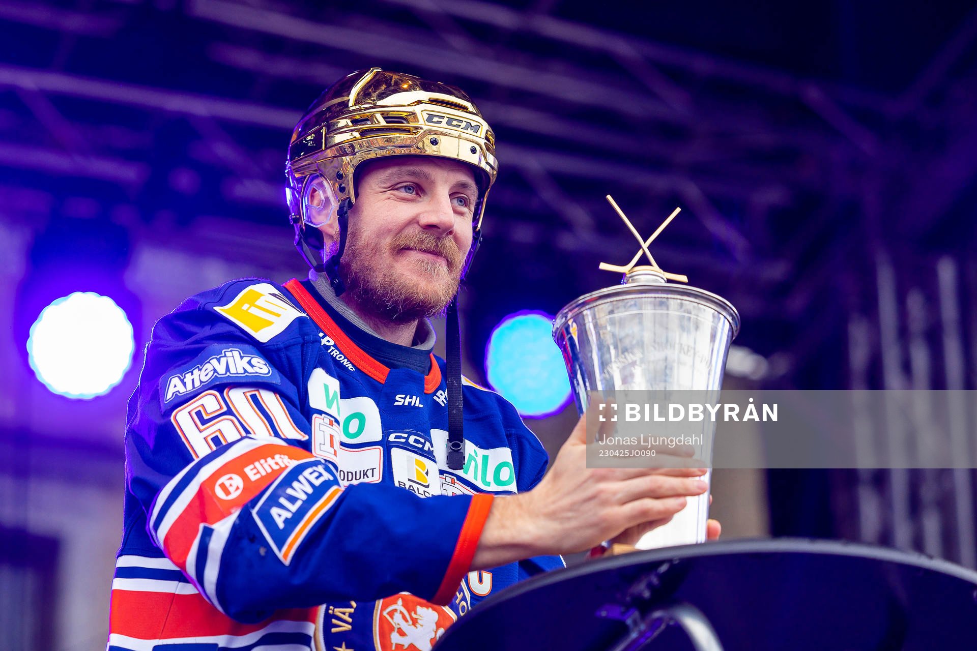 Erik Josefsson jublar med LeMat pokalen