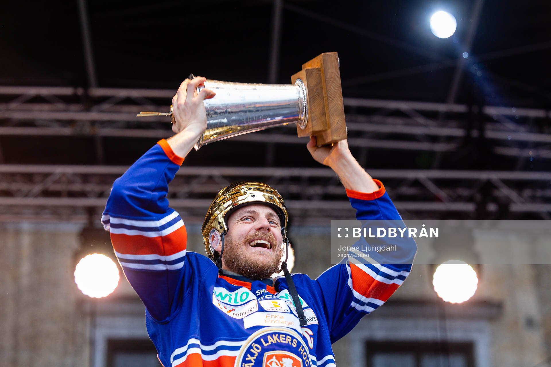Erik Josefsson jublar med LeMat pokalen
