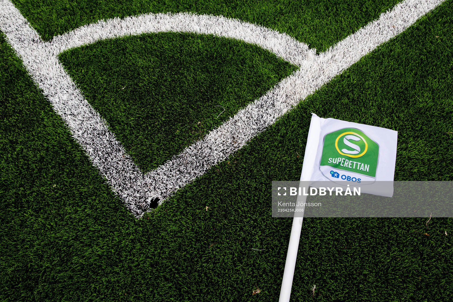 En hörnflagga med Superettans logotyp på konstgräset på Hitachi Energy Arena inför fotbollsmatchen i Superettan mellan Västerås SK och Örebro den 25 april 2023 i Västerås.