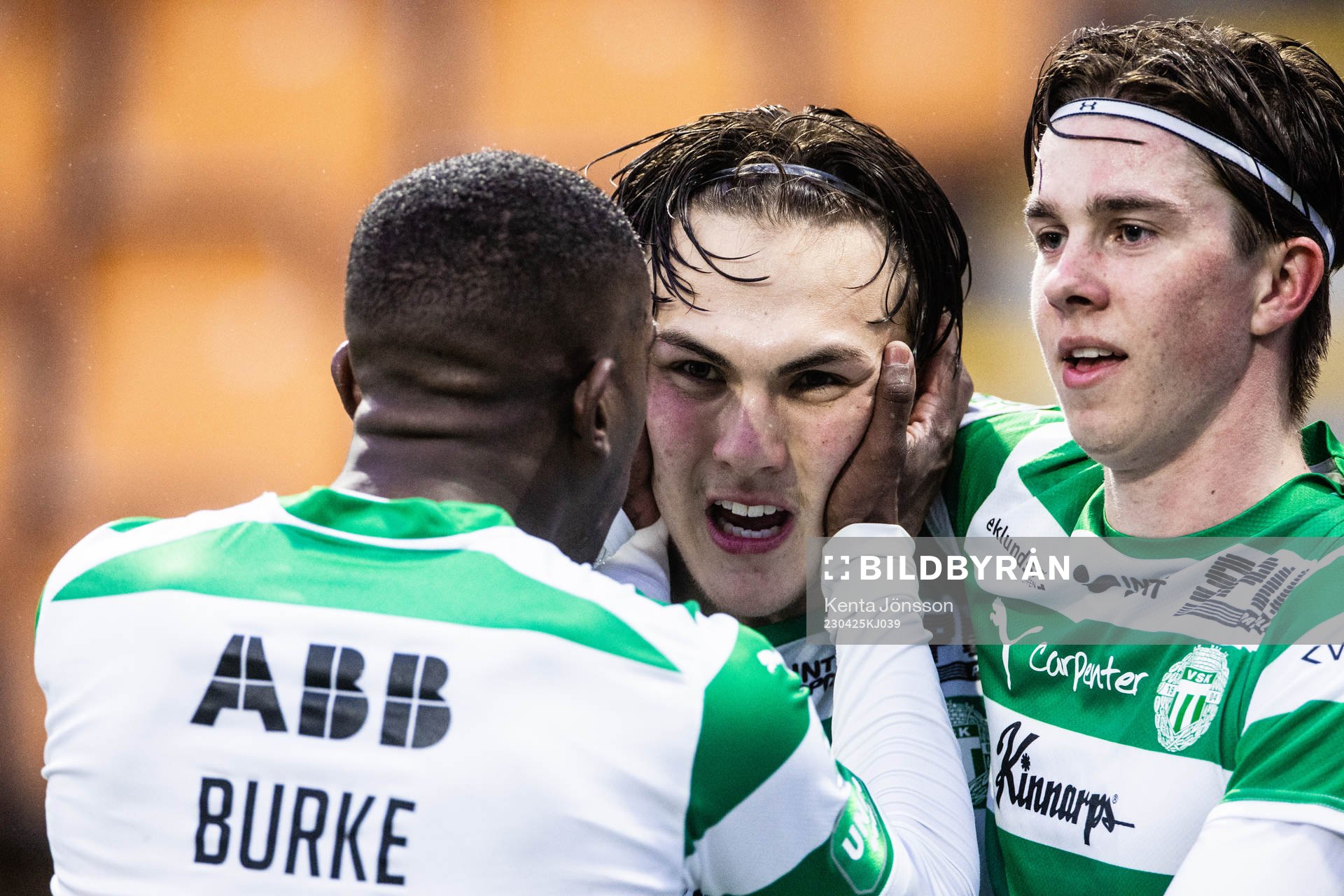 Västerås Miguel Sandberg (m) jublar med Jaheem Burke (v)