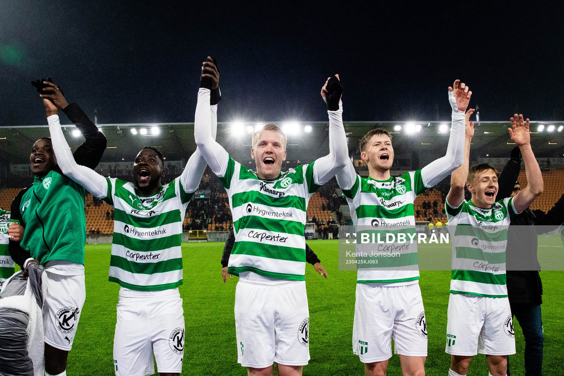 Västerås Jaheem Burke, Frederic Nsabiyumva, Simon Johansson, Patric Åslund och Simon Gefvert jublar efter fotbollsmatchen i Superettan mellan Västerås SK och Örebro den 25 april 2023 i Västerås.