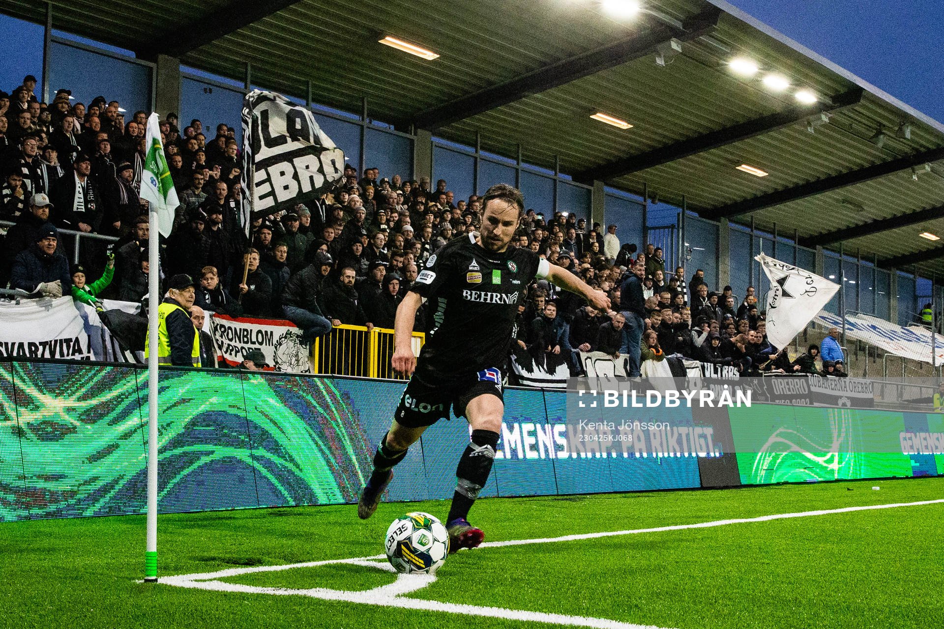Örebros Kevin Walker med en hörna