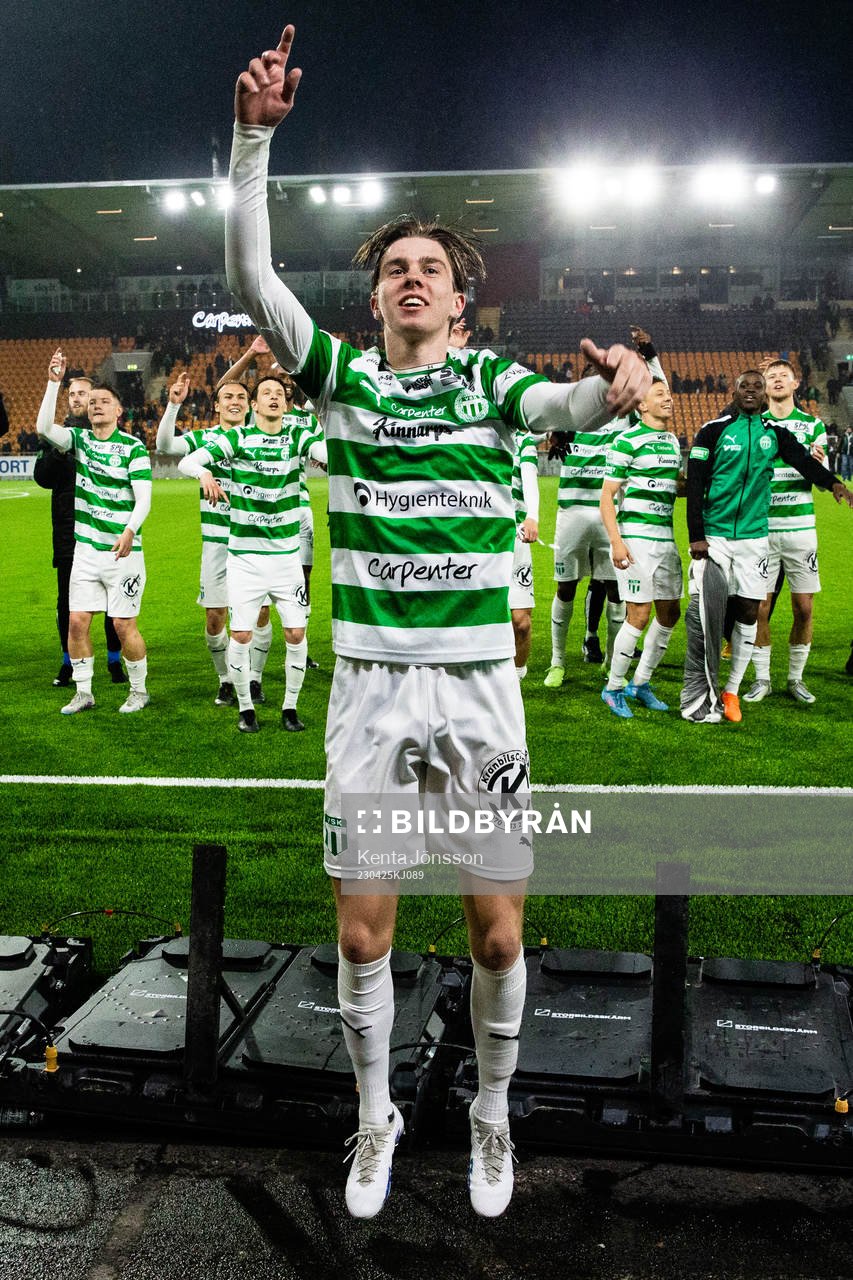 Västerås Max Larsson jublar efter fotbollsmatchen i Superettan mellan Västerås SK och Örebro den 25 april 2023 i Västerås. 