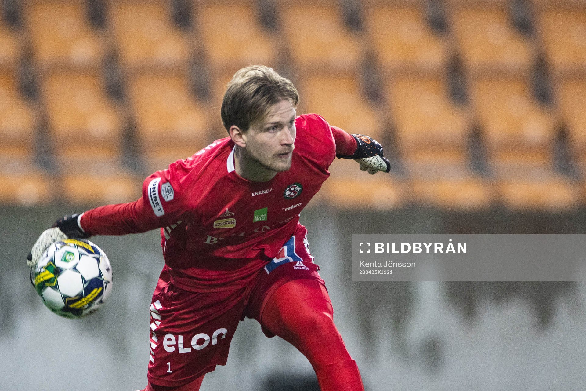 uÖrebros målvakt William Eskelinen nder fotbollsmatchen i