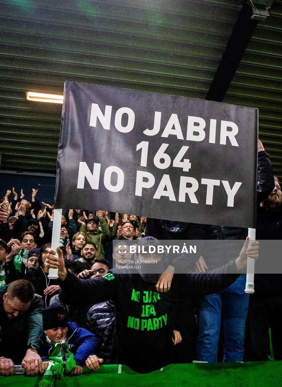 Västerås SKs supportrar med en skylt tillägnad Jabir