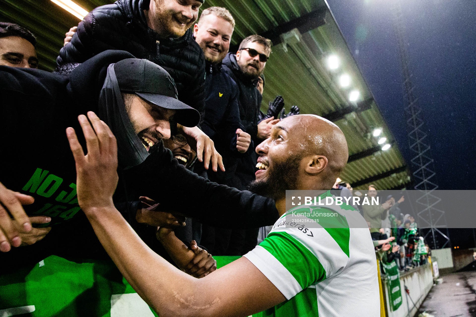 Västerås SKs Jabir Abdihakim Ali jublar med supportrar
