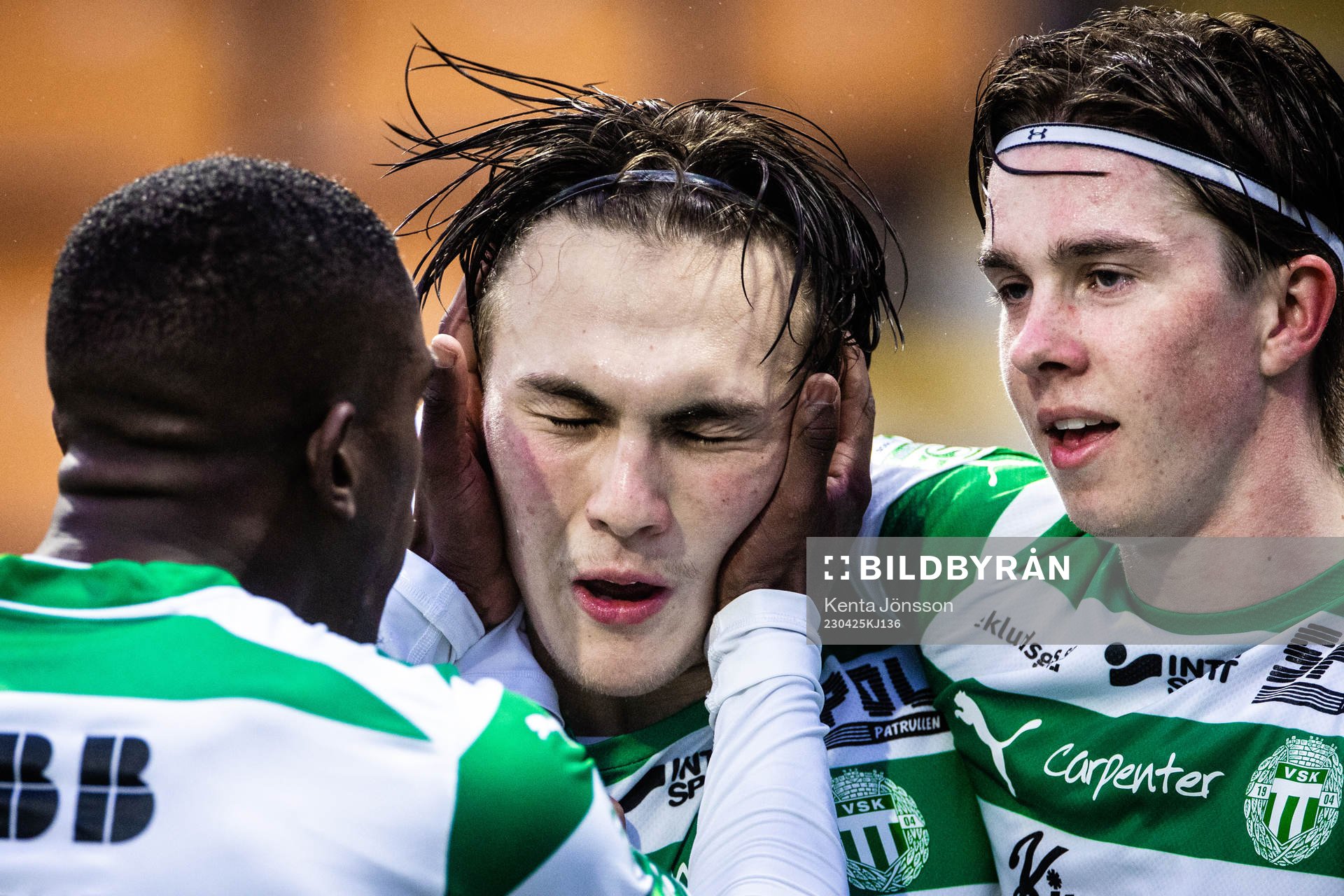 Västerås SKs Miguel Sandberg (m) jublar med Jaheem Burke