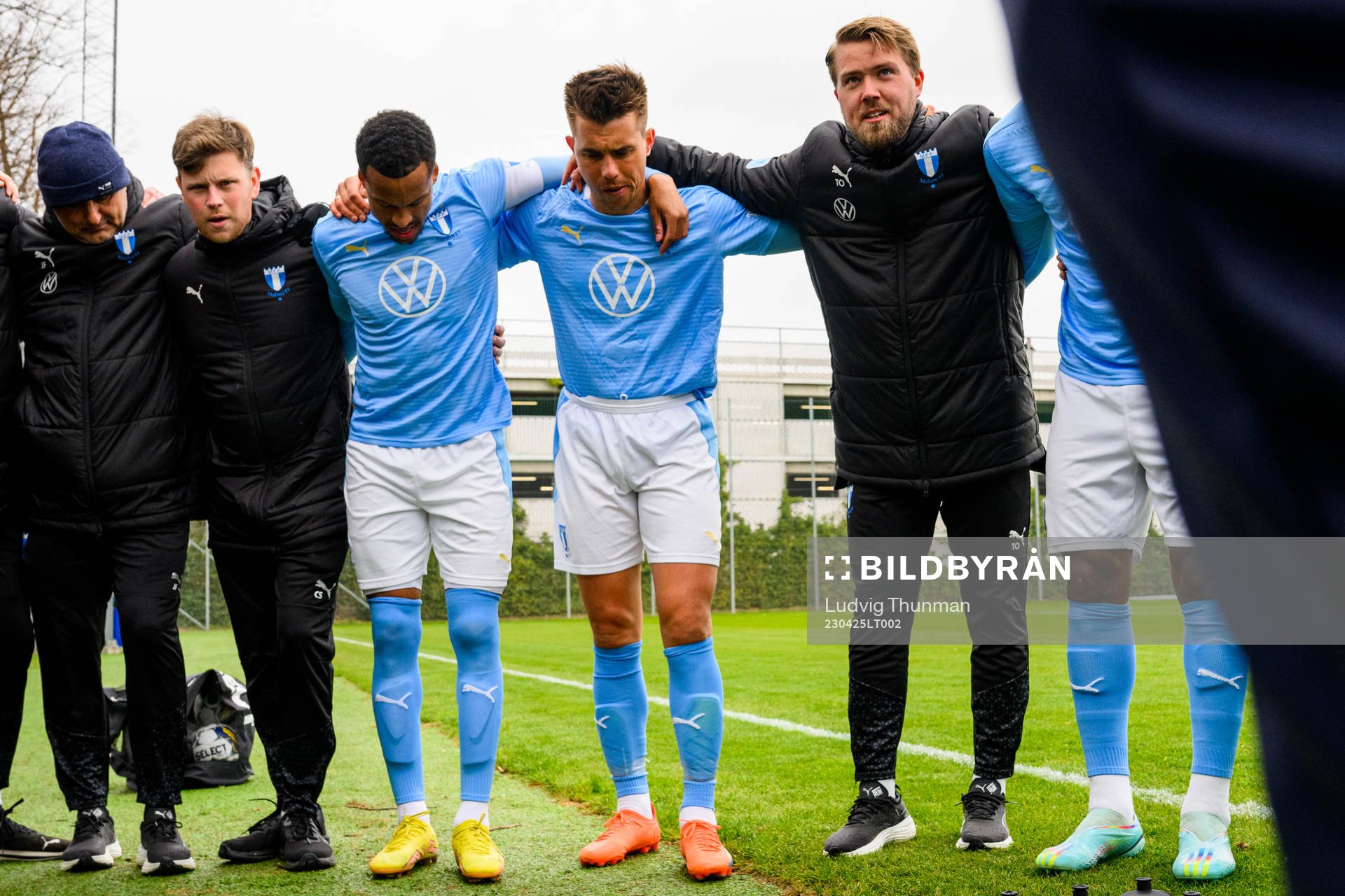 Malmö FFs spelare samlas runt tränare Theodor Olsson