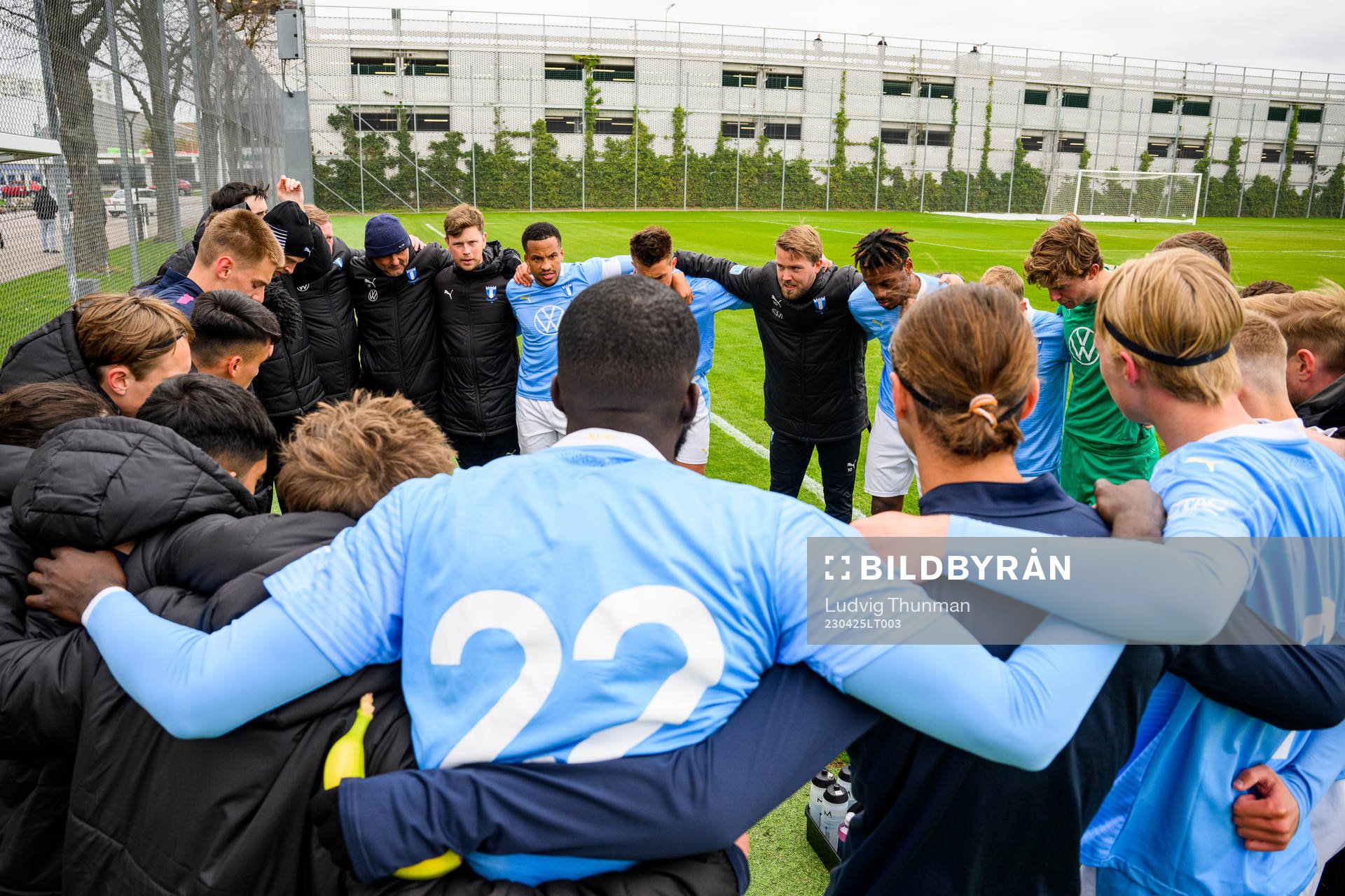 Malmö FFs spelare samlas runt tränare Theodor Olsson inför fotbollsmatchen i U21 Södra mellan Malmö FF och Landskrona den 25 april 2023 i Malmö.