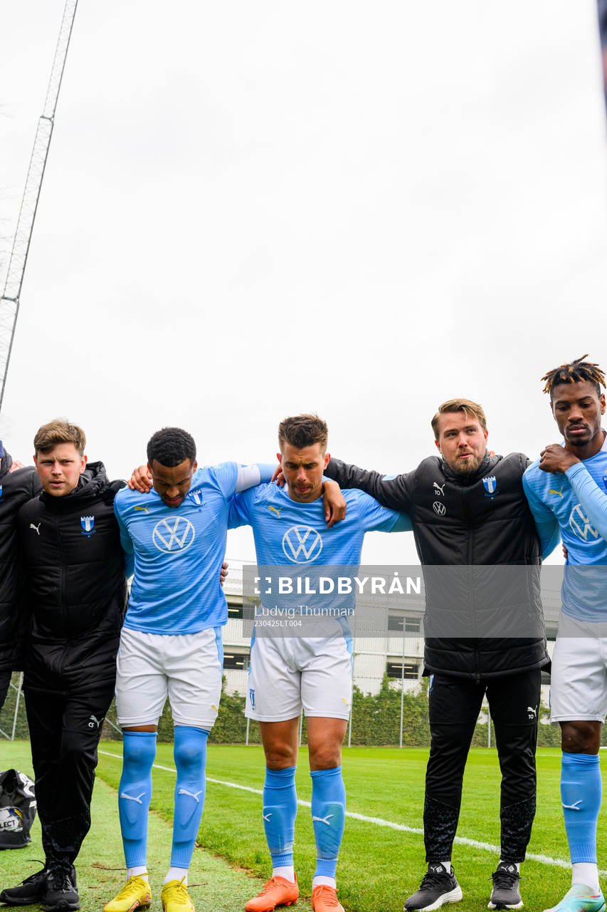 Malmö FFs spelare samlas runt tränare Theodor Olsson