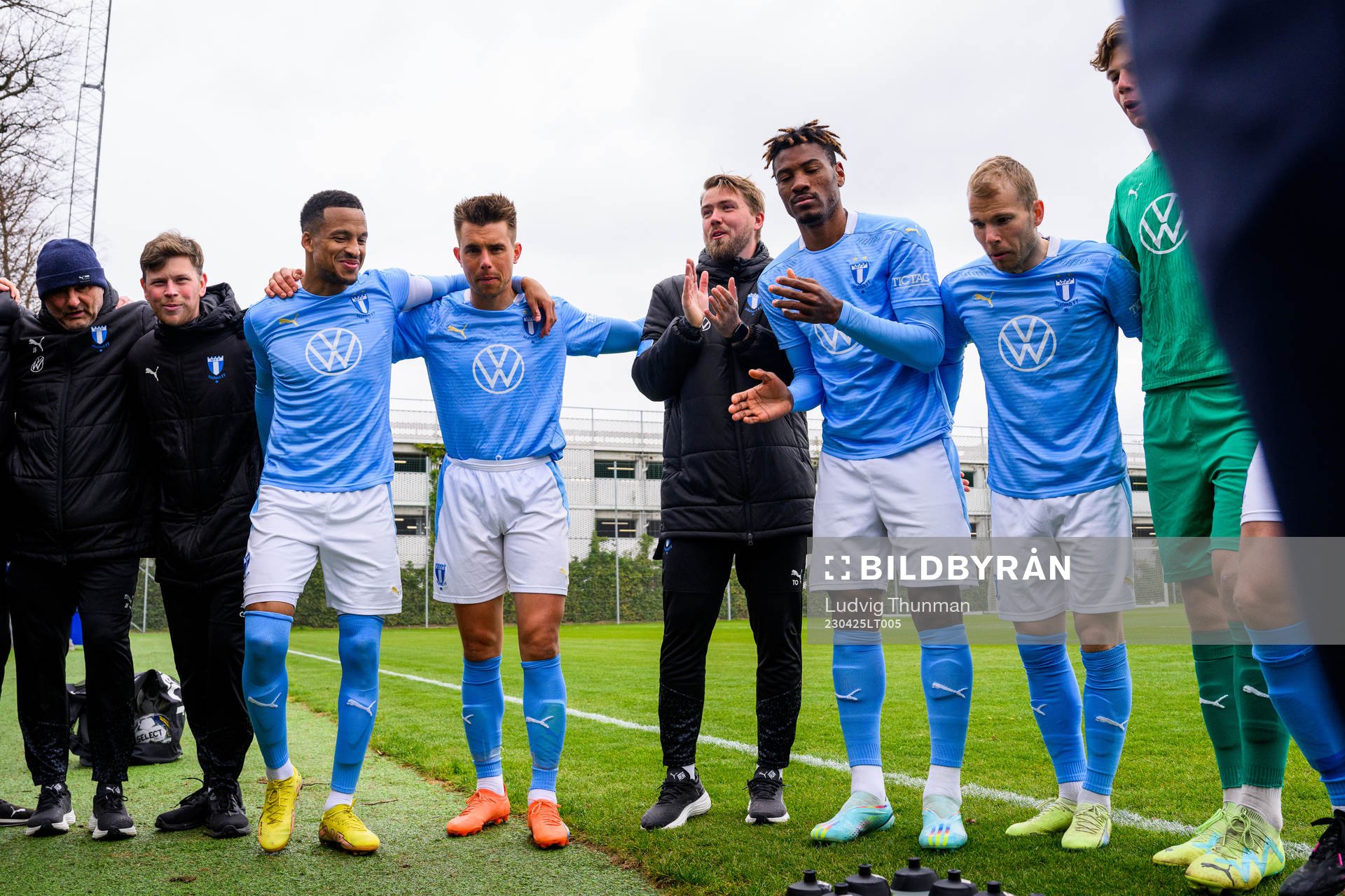 Malmö FFs spelare samlas runt tränare Theodor Olsson