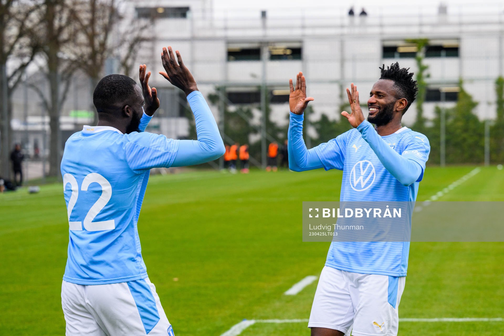 Malmö FFs Mahamé Siby jublar med Emmanuel Addoquaye Lomotey efter han gjort 1-0 under fotbollsmatchen i U21 Södra mellan Malmö FF och Landskrona den 25 april 2023 i Malmö. 