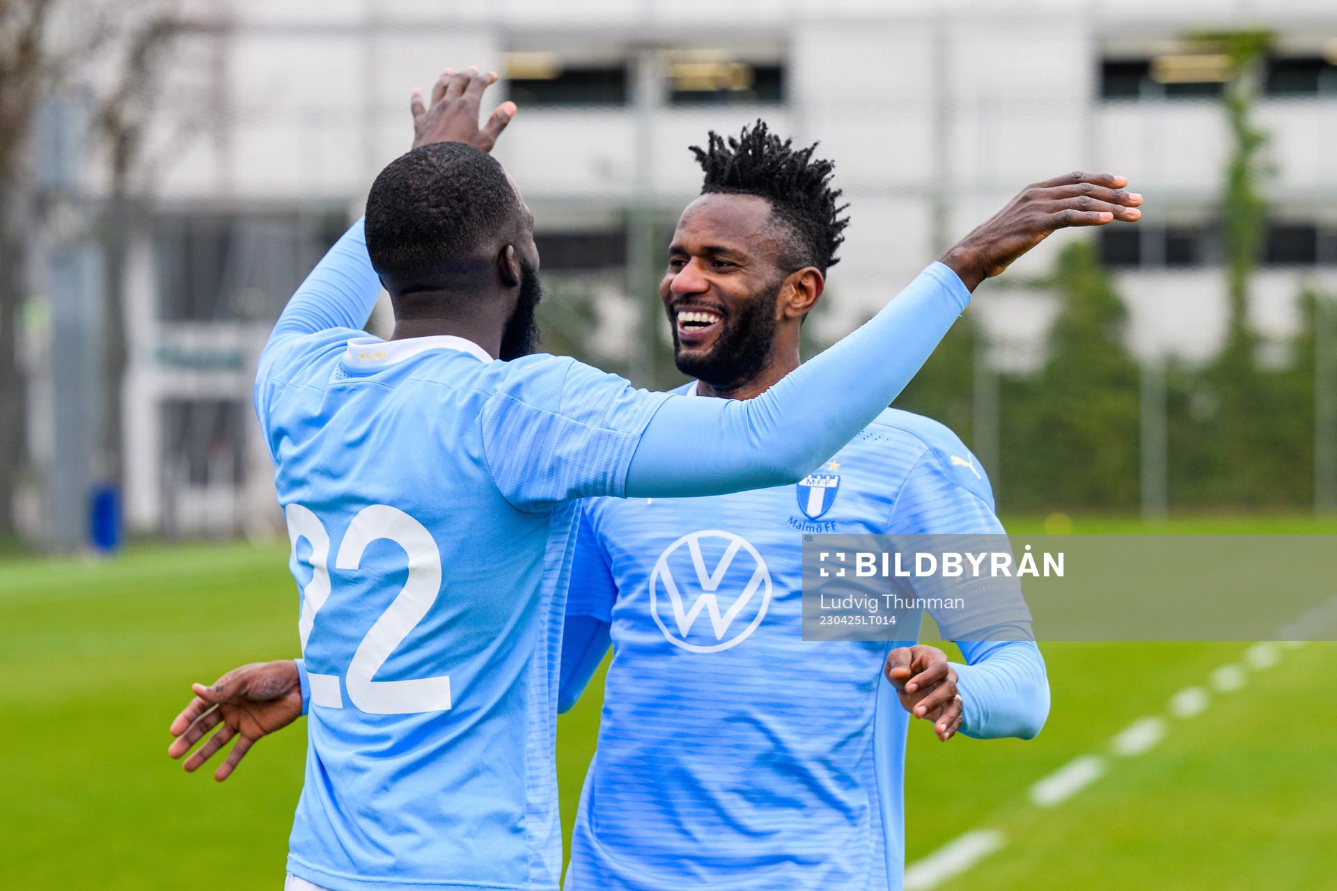 Malmö FFs Mahamé Siby jublar med Emmanuel Addoquaye