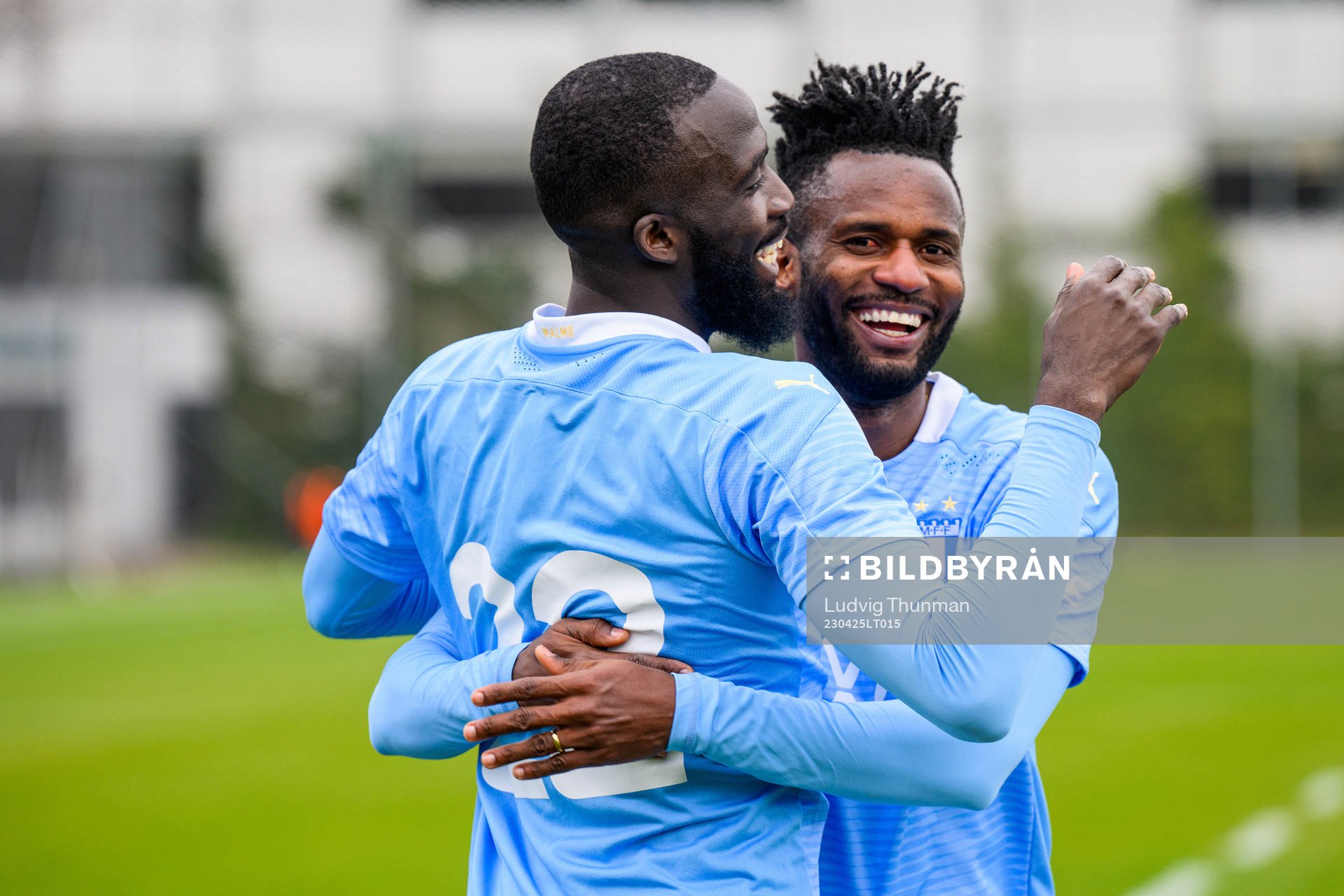 Malmö FFs Mahamé Siby jublar med Emmanuel Addoquaye