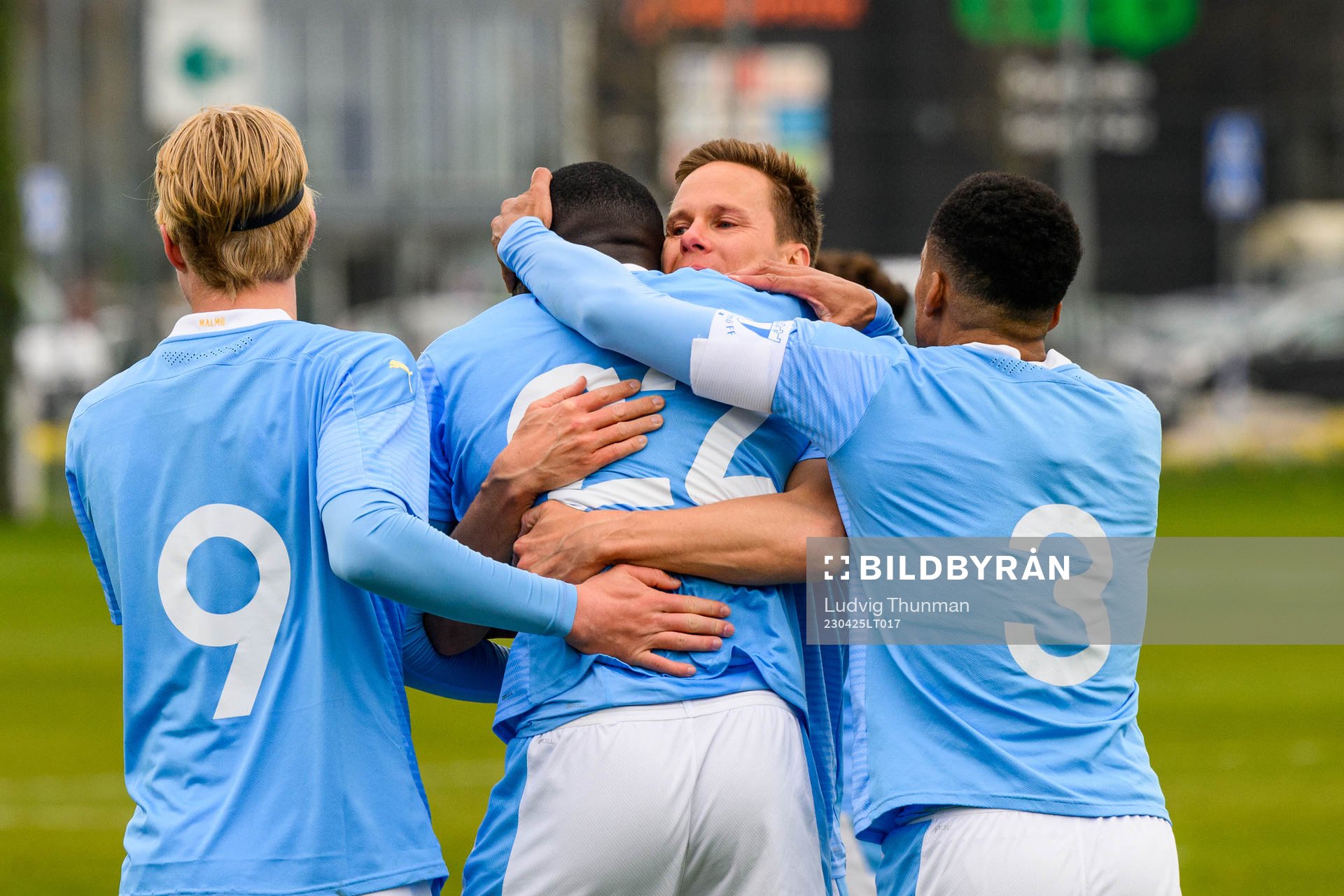 Malmö FFs Mahamé Siby kramas om av Niklas Moisander