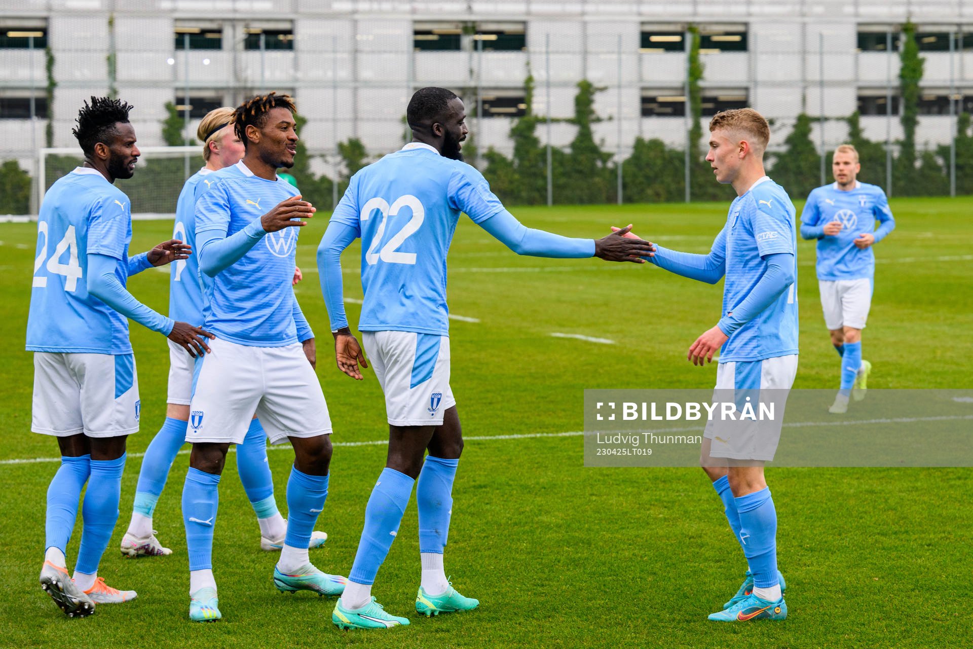 Malmö FFs Mahamé Siby jublar med lagkamraterna