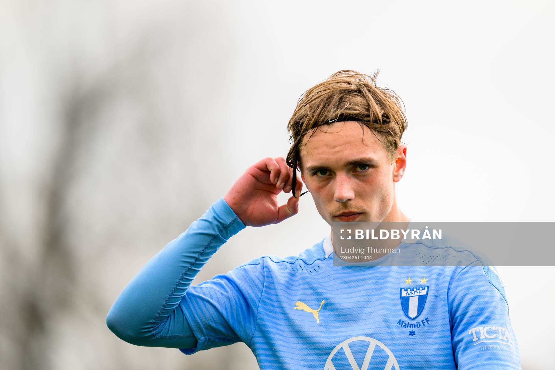 Malmö FFs Simon Lindfors under fotbollsmatchen i U21 Södra mellan Malmö FF och Landskrona den 25 april 2023 i Malmö. 