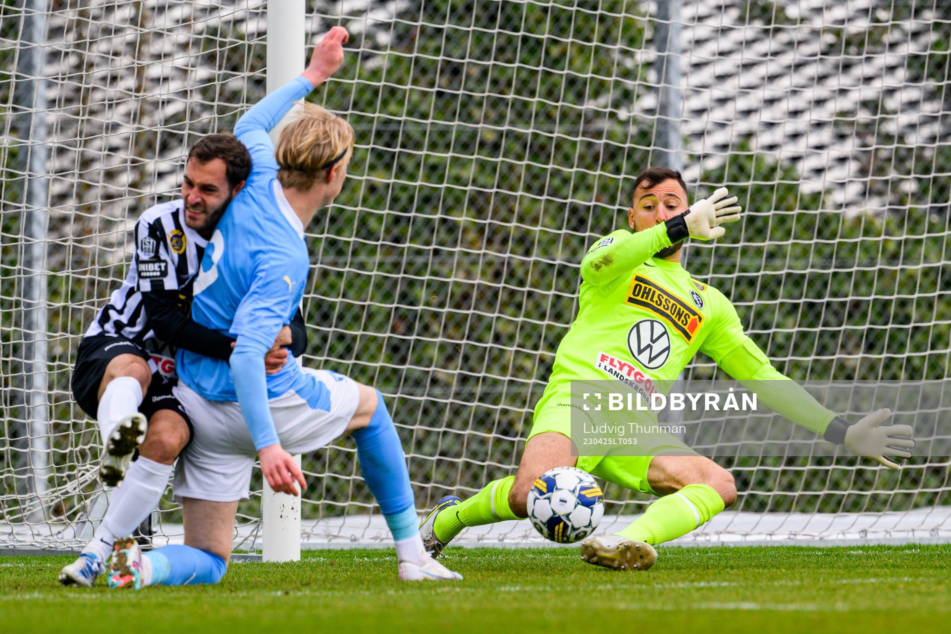 Landskronas Alexander Tkacz och målvakt Amr Kaddoura