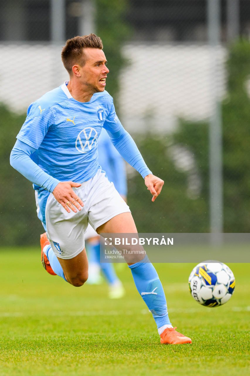 Malmö FFs Jonas Bruun Knudsen under fotbollsmatchen i U21 Södra mellan Malmö FF och Landskrona den 25 april 2023 i Malmö. 