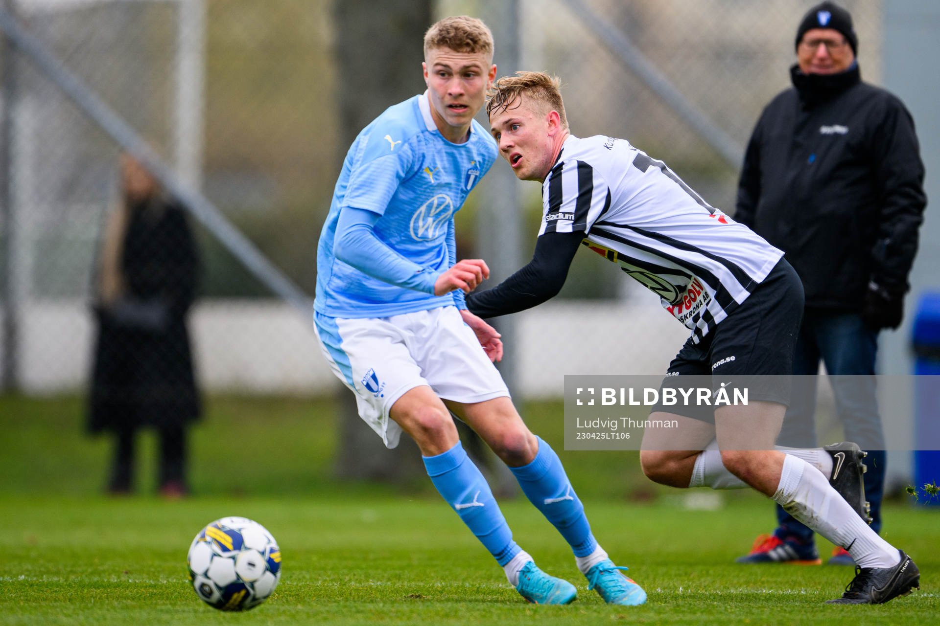 Malmö FFs Hugo Bolin och Landskronas Alexander Tkacz