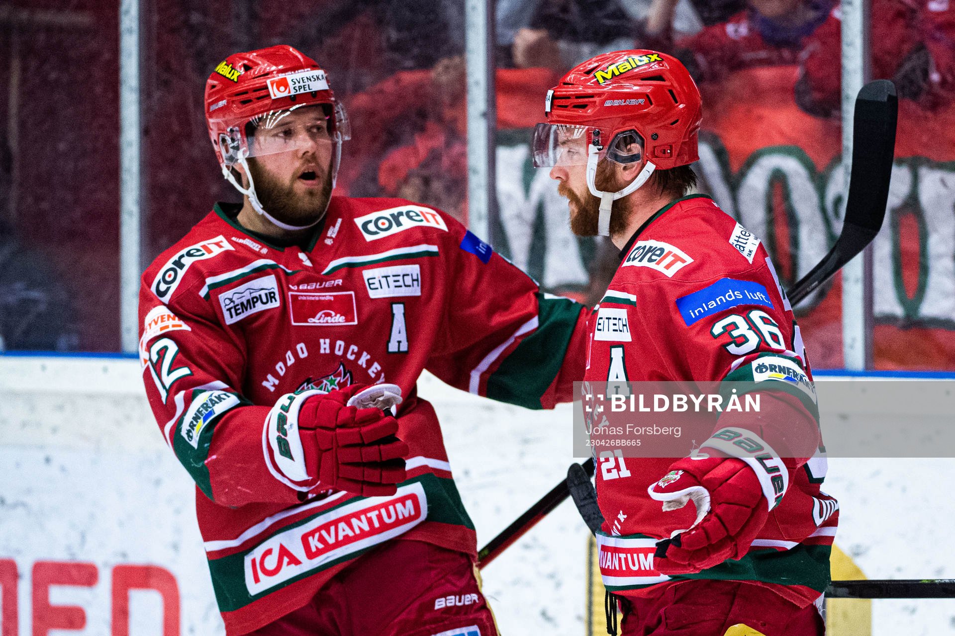 Modos Sebastian Ohlsson jublar med Oscar Pettersson
