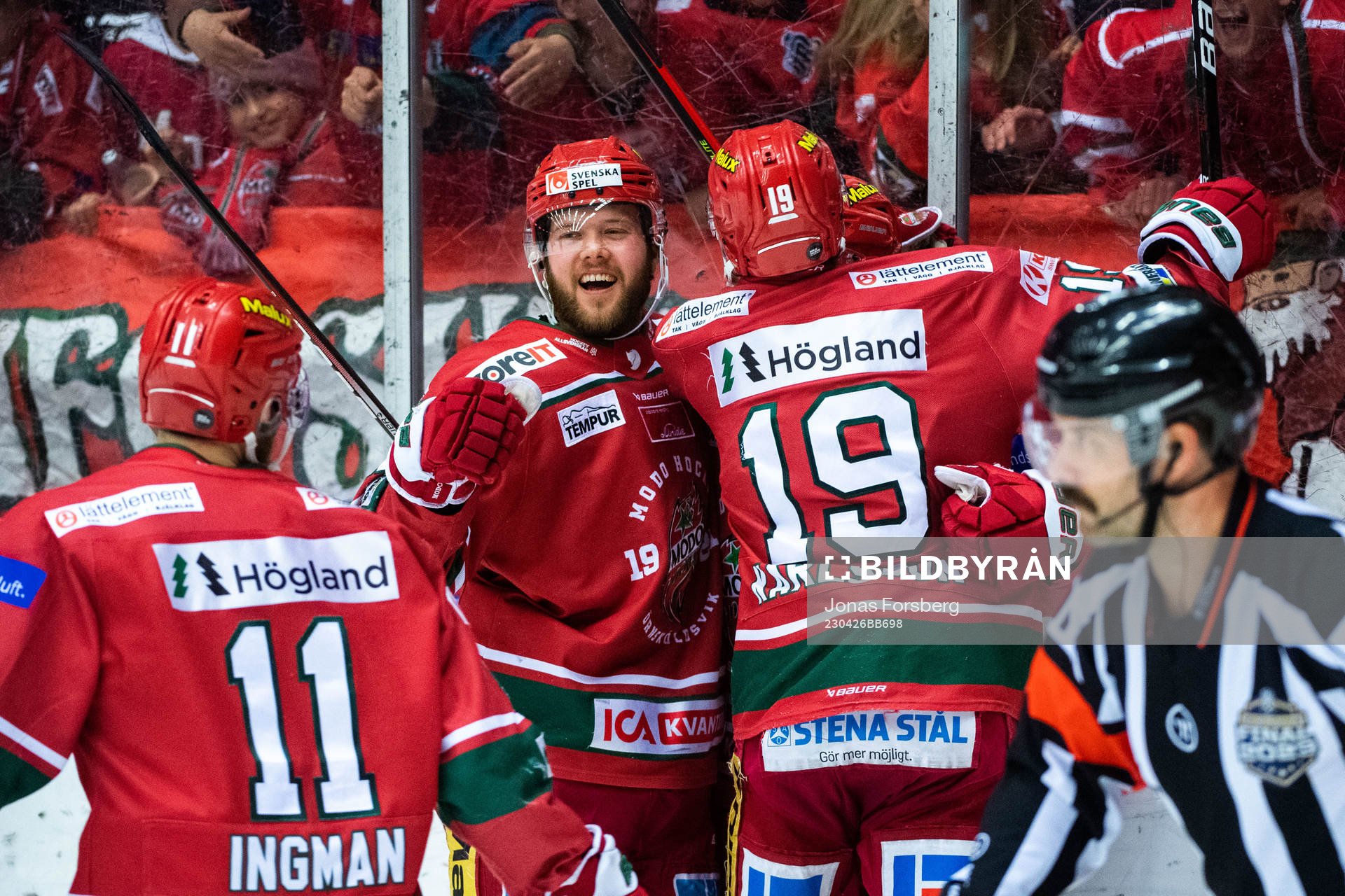 Modos Erik Karlsson jublar med lagkamrater