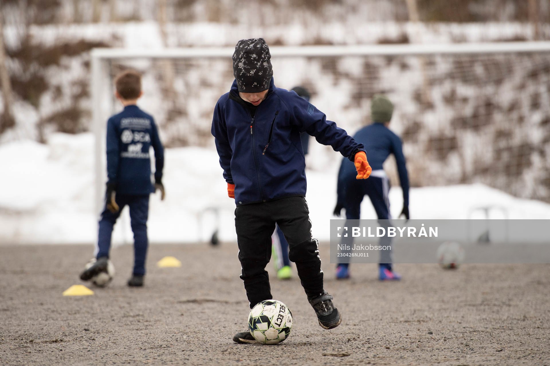 En spelare driver en boll på grus när Kovlands IF P