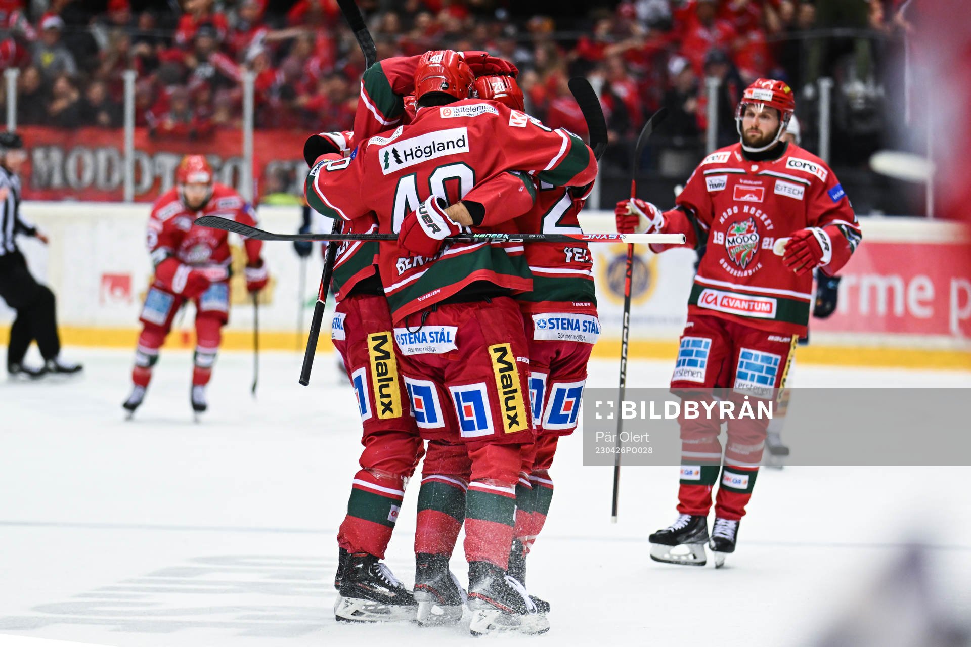 Modos Marcus Vela jublar med lagkamrater