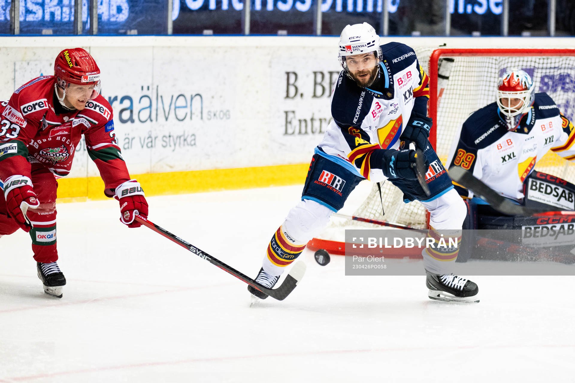Djurgårdens Stefan Elliott och Modos Daniel Mannberg