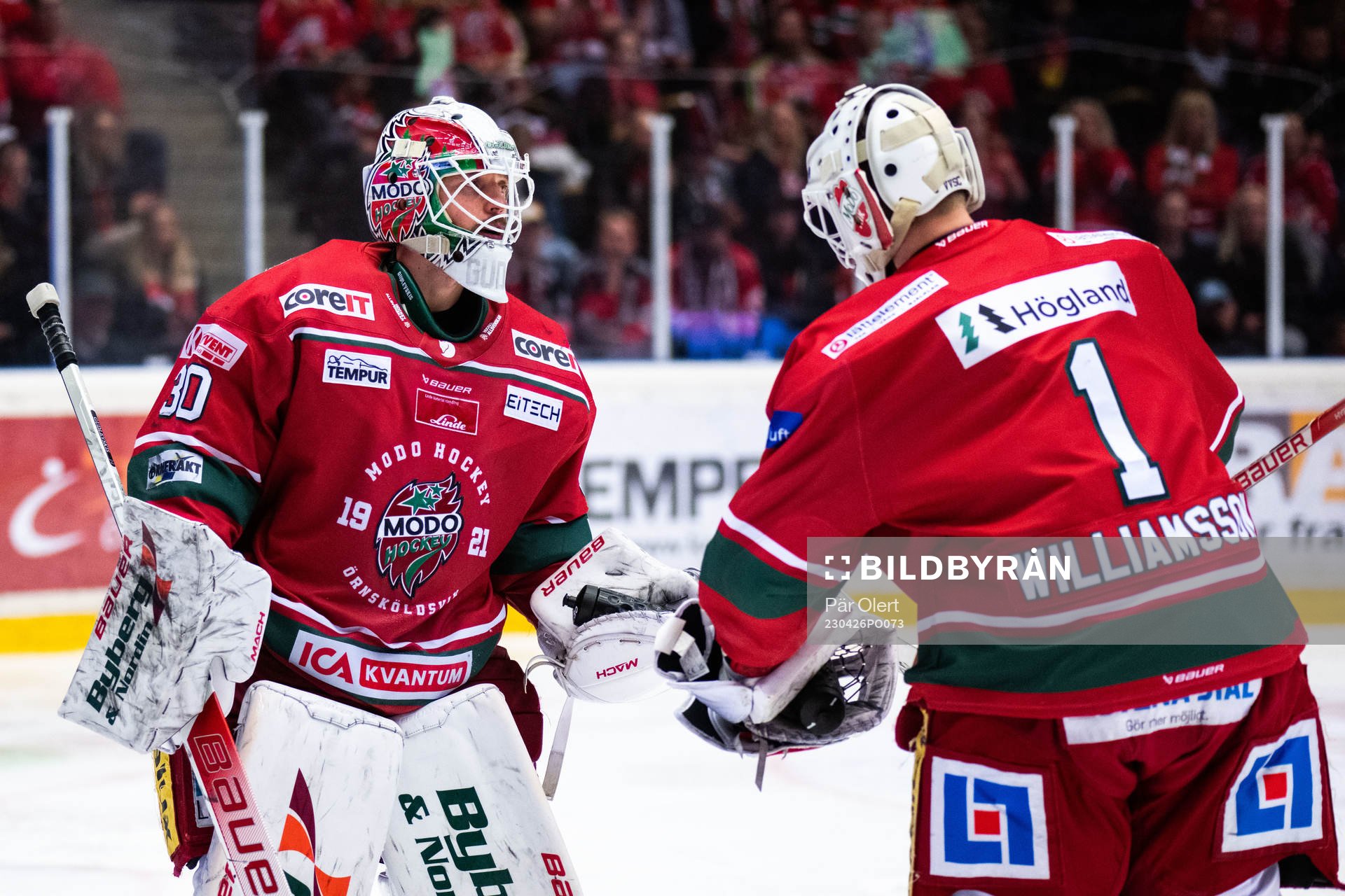 Modos målvakt Kristers Gudlevskis byter med målvakt Tex