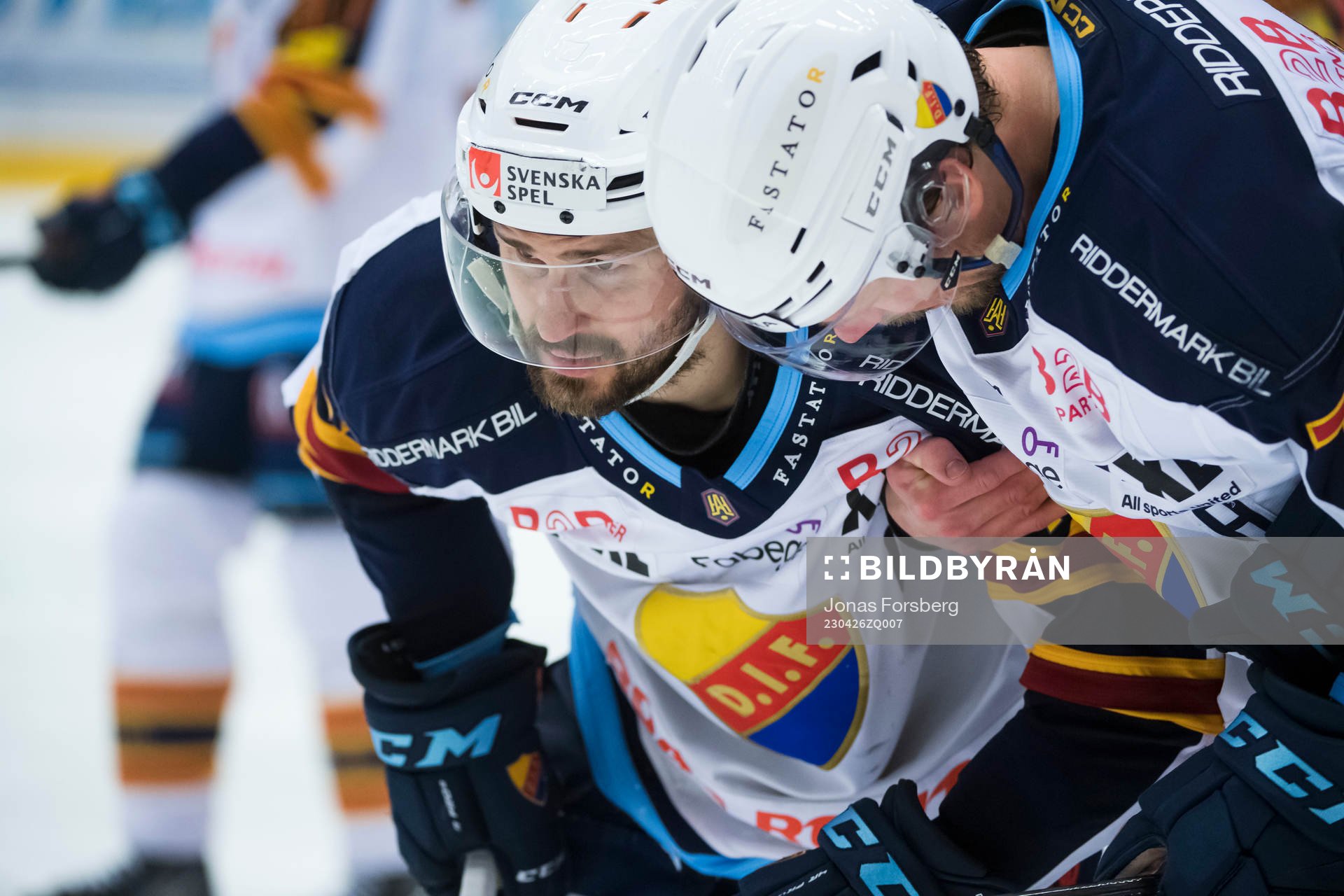 Djurgårdens Marcus Krüger har ont och får hjälp av