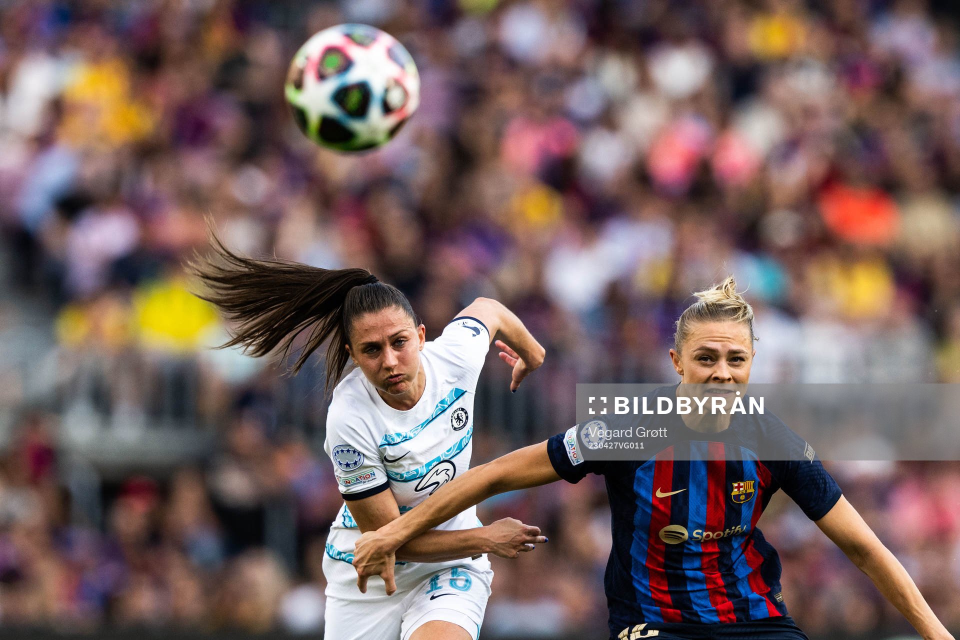 Eve Périsset of Chelsea and Fridolina Rolfö of Barcelona