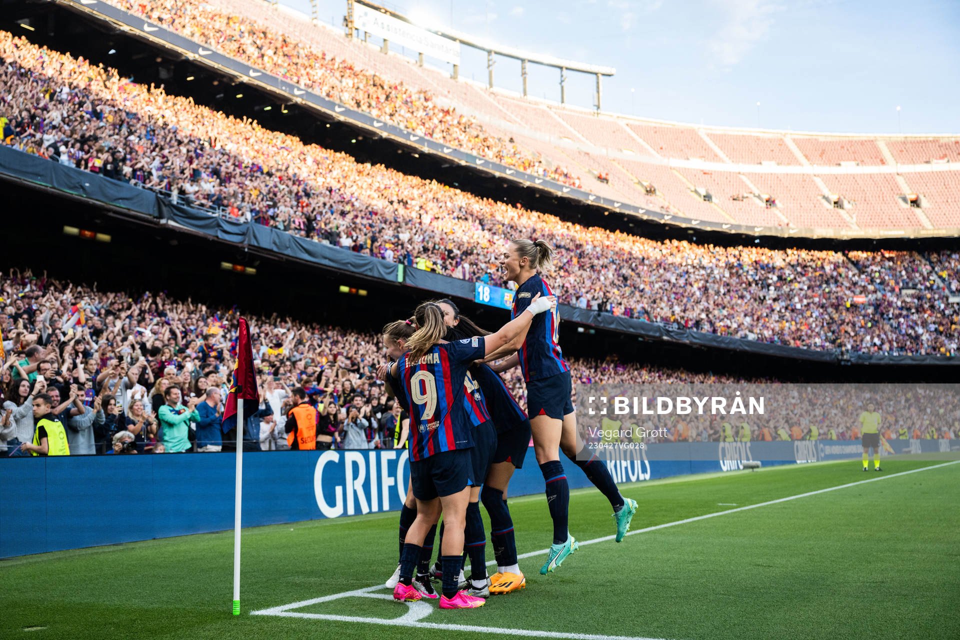 Fridolina Rolfö of Barcelona celebrates with Caroline