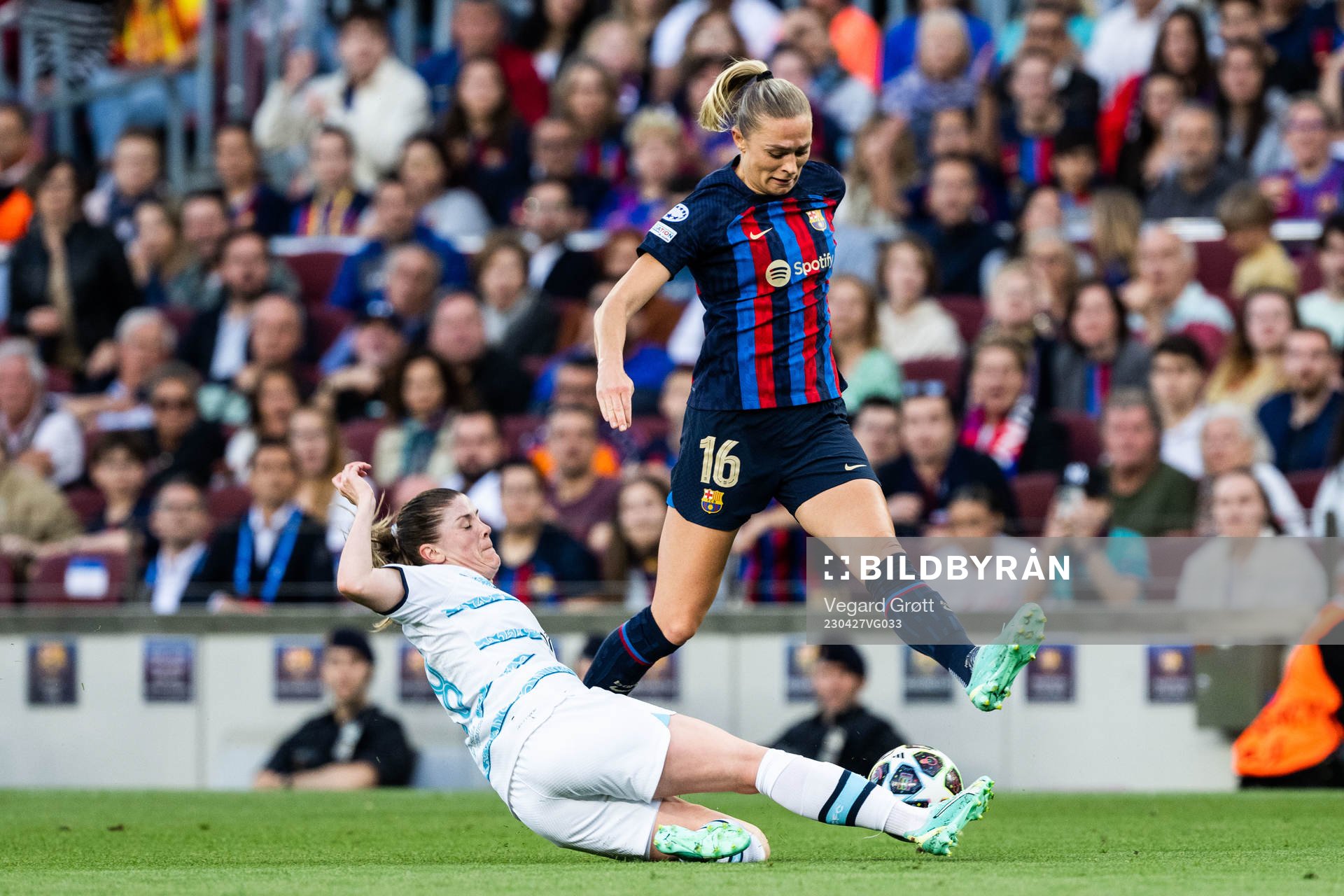 Maren Mjelde of Chelsea and Fridolina Rolfö of Barcelona