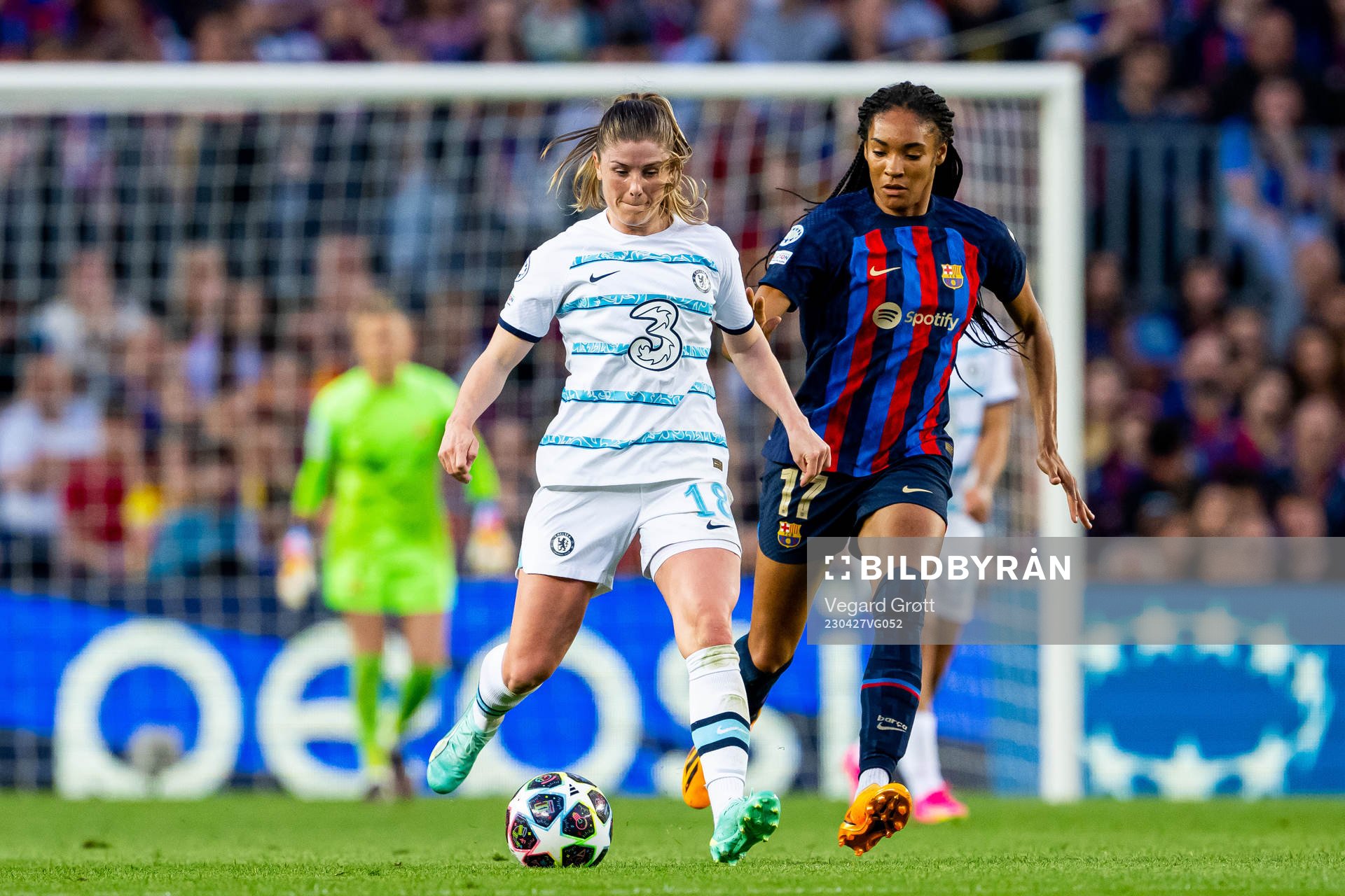 Maren Mjelde of Chelsea and Salma Paralluelo of Barcelona