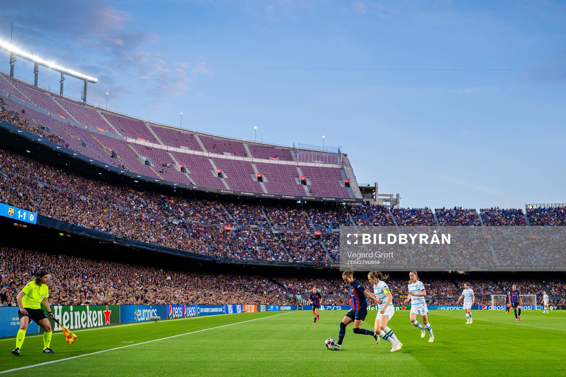 Caroline Graham Hansen of Barcelona and Magdalena Eriksson