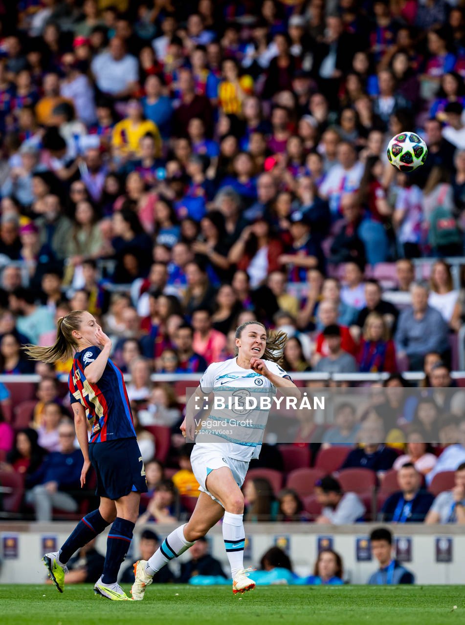 Keira Walsh of Barcelona and Niamh Charles of Chelsea
