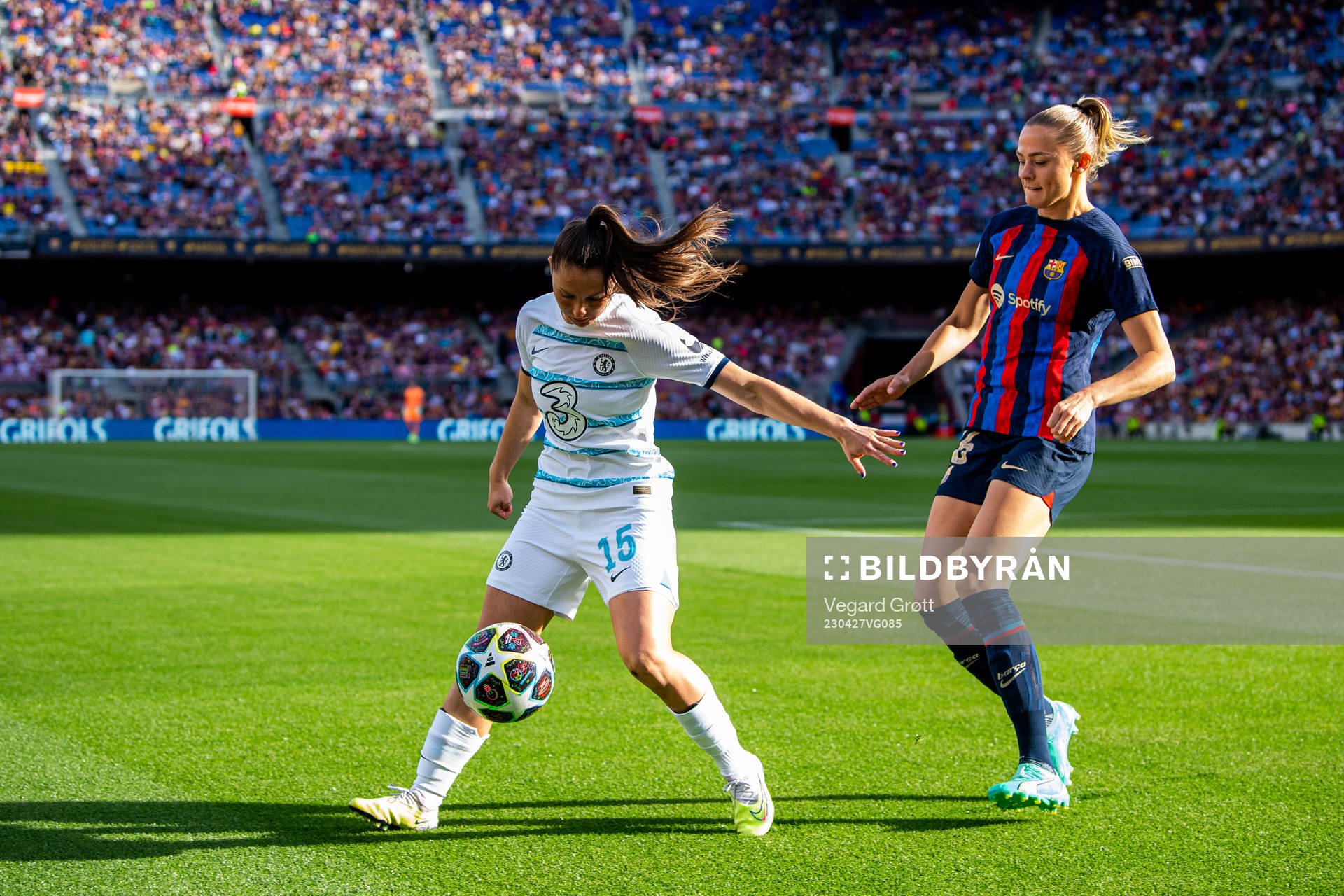 Eve Périsset of Chelsea and Fridolina Rolfö of Barcelona